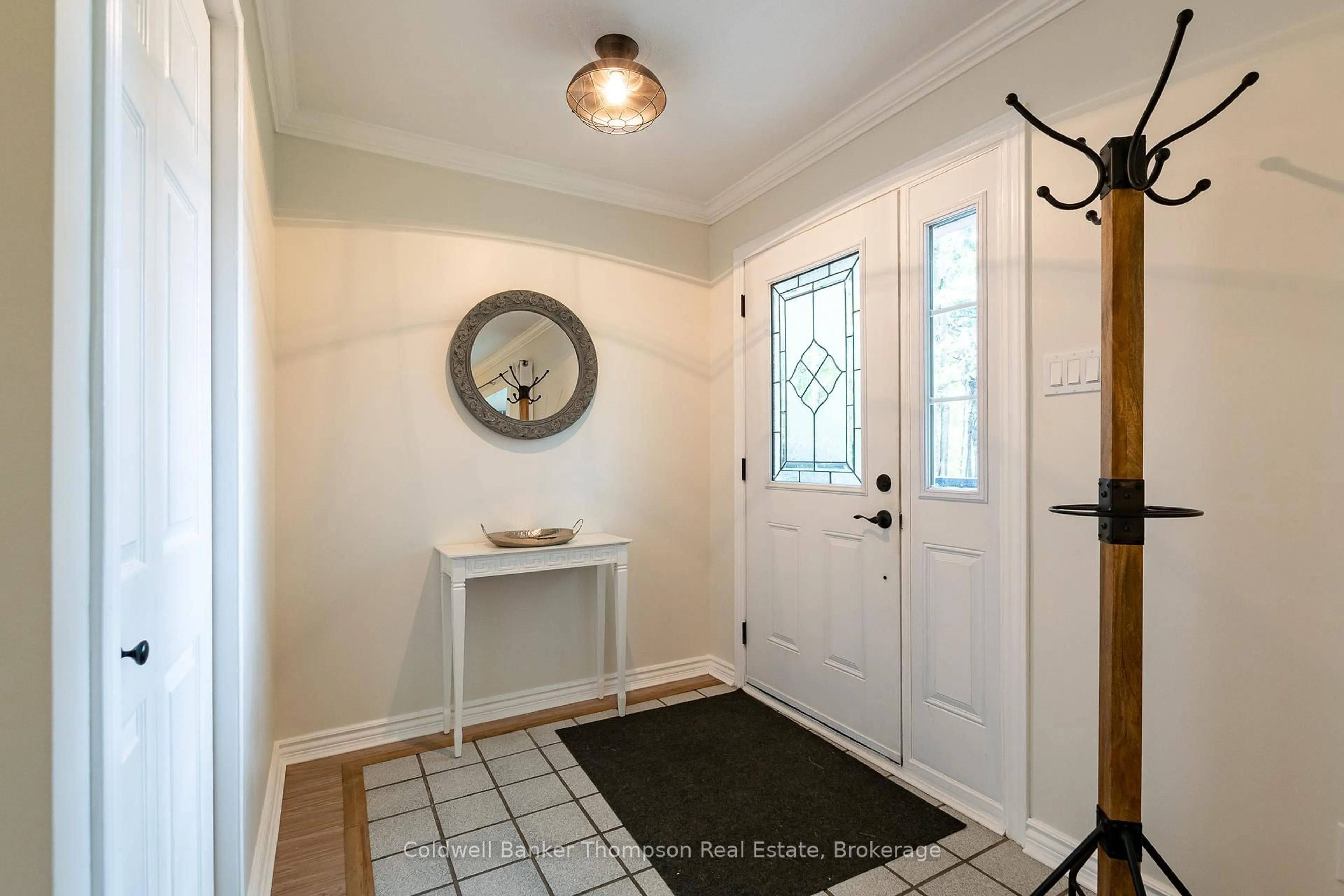 Indoor entryway for 549 Greer Rd, Huntsville Ontario P0B 1M0