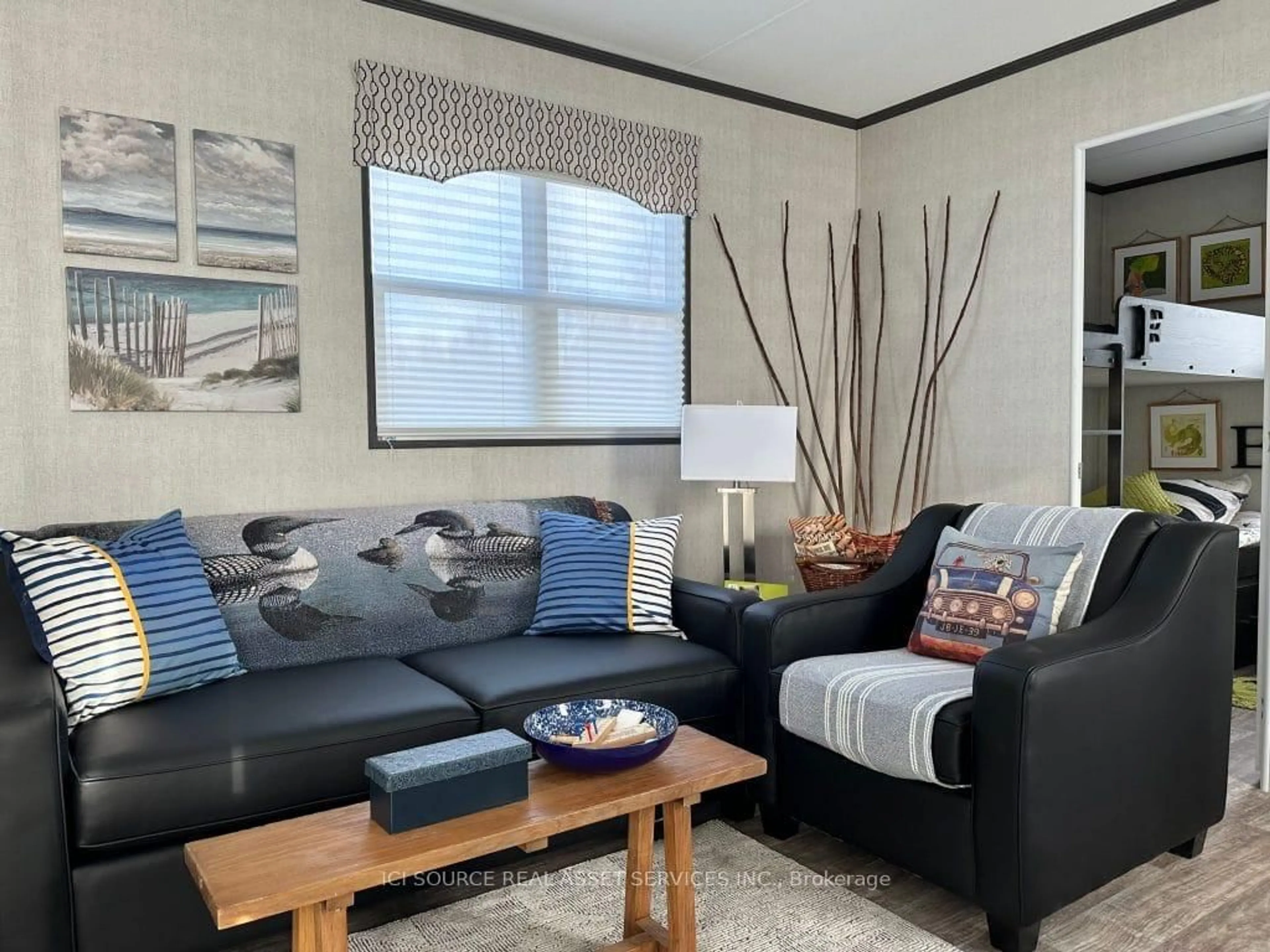 Living room with furniture, wood/laminate floor for 1047 Bonnie Lake Camp Rd Rd #WAVERLY, Bracebridge Ontario P1L 1W9