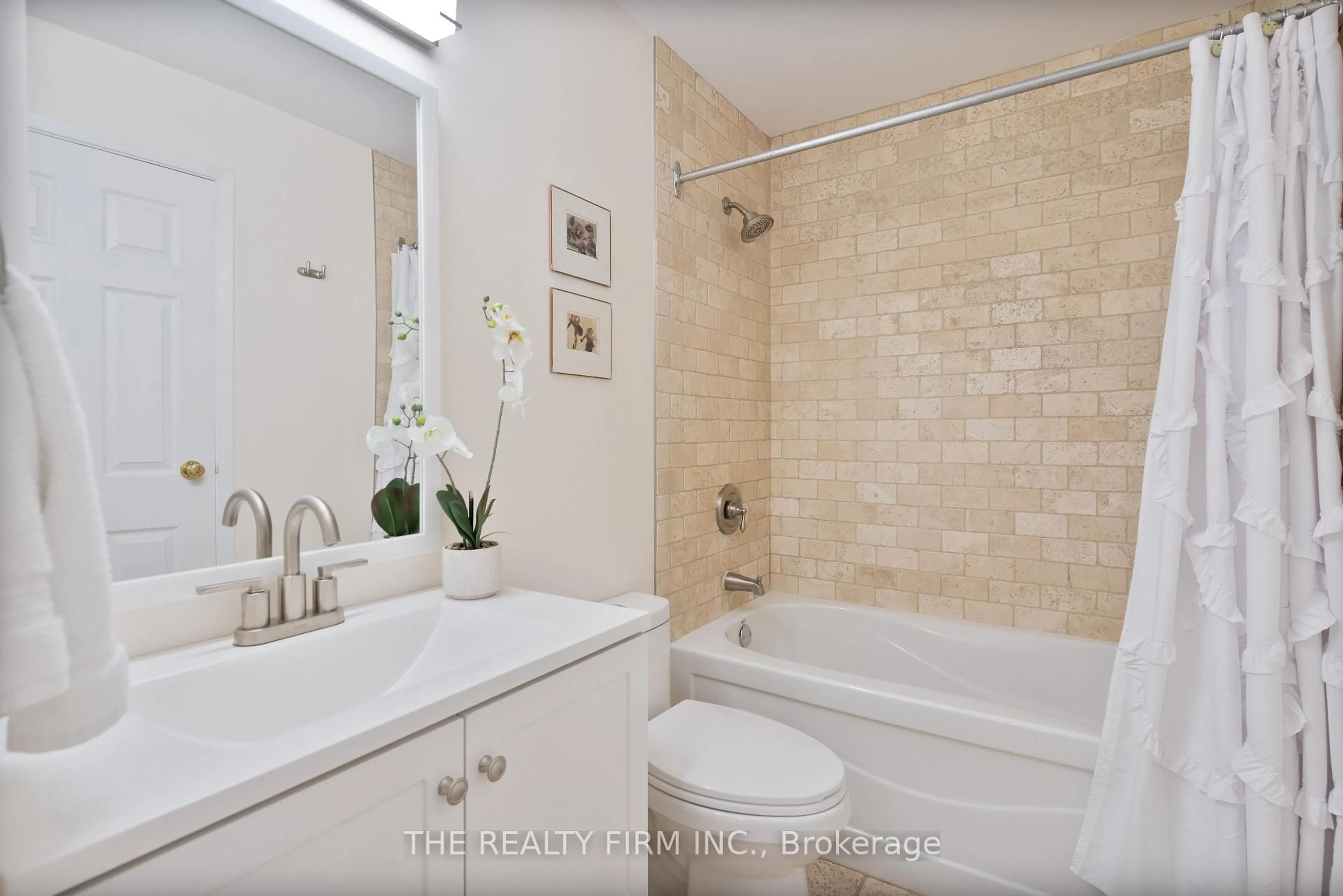 Standard bathroom, ceramic/tile floor for 440 Wellington St #301, London East Ontario N6A 3P2