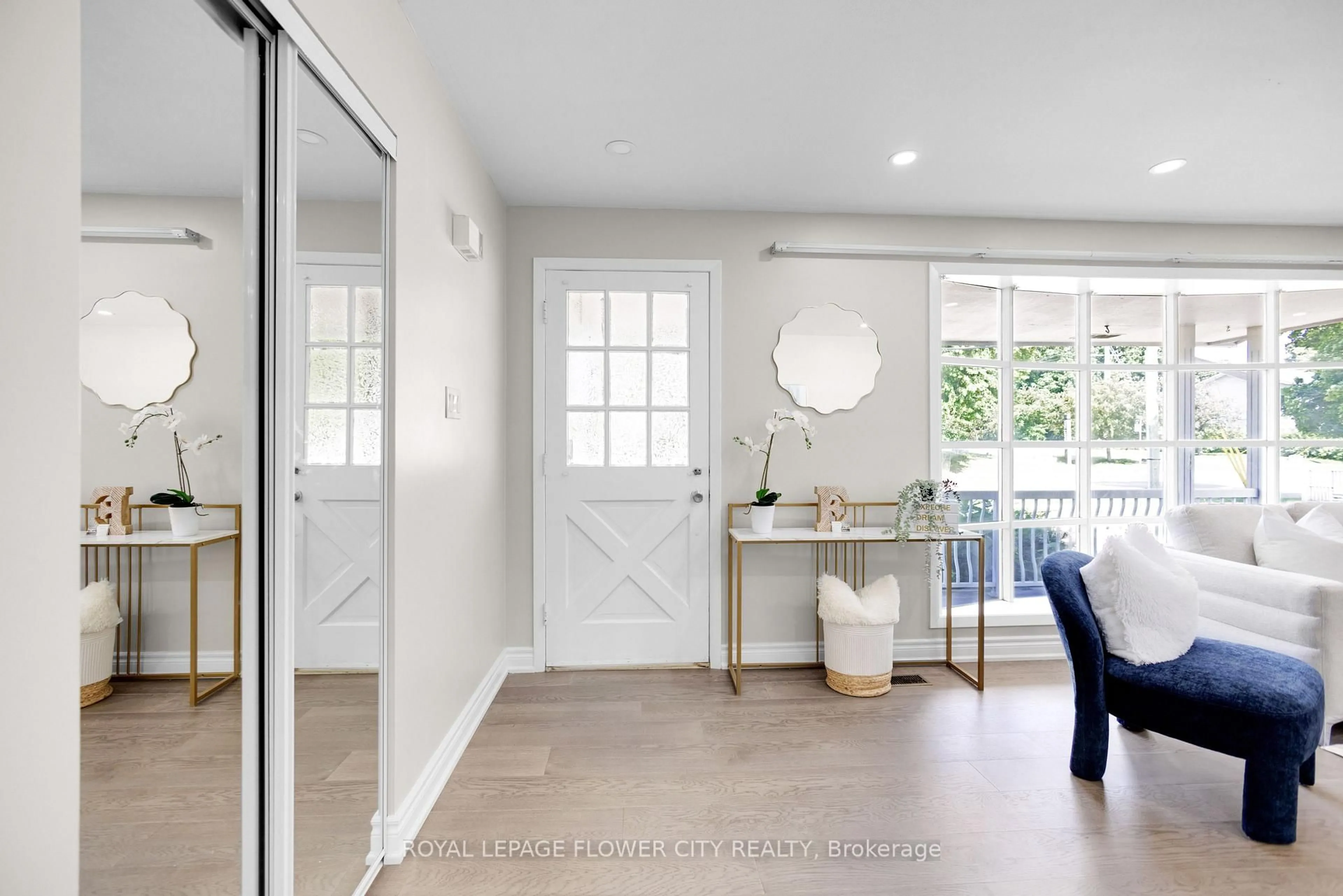 Indoor entryway for 470 Franklin St, Kitchener Ontario N2A 1Z3