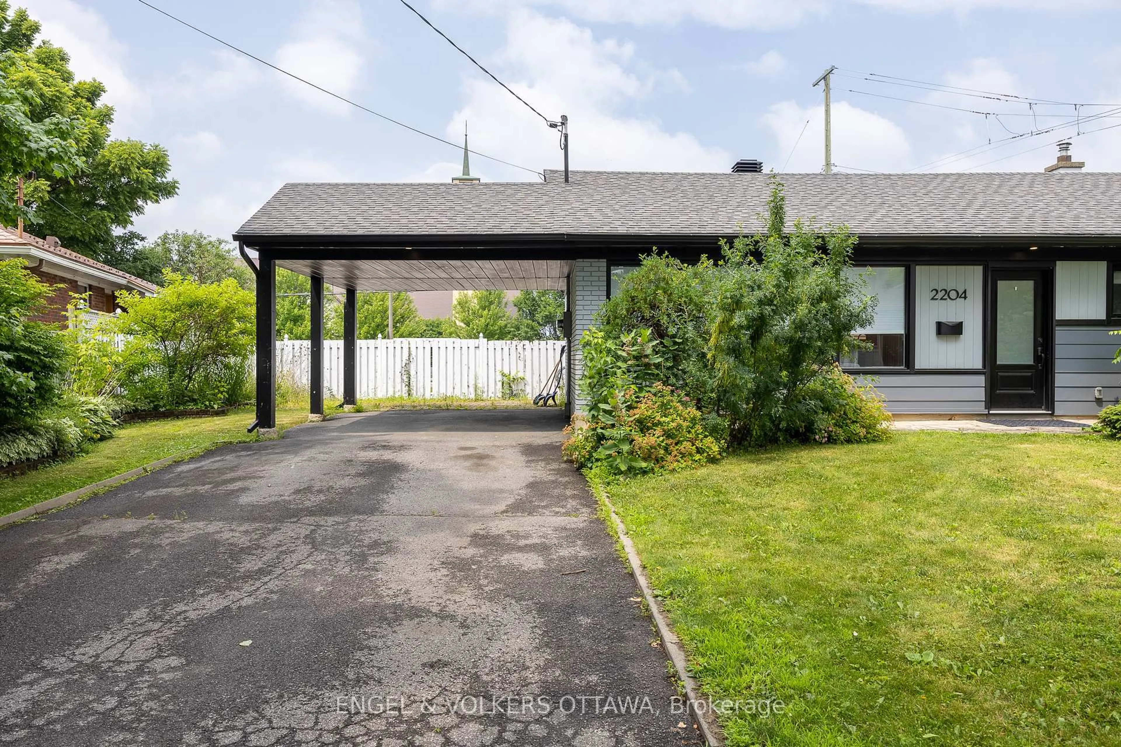 A pic from outside/outdoor area/front of a property/back of a property/a pic from drone, street for 2204 Utah St, Ottawa Ontario K1H 7W8