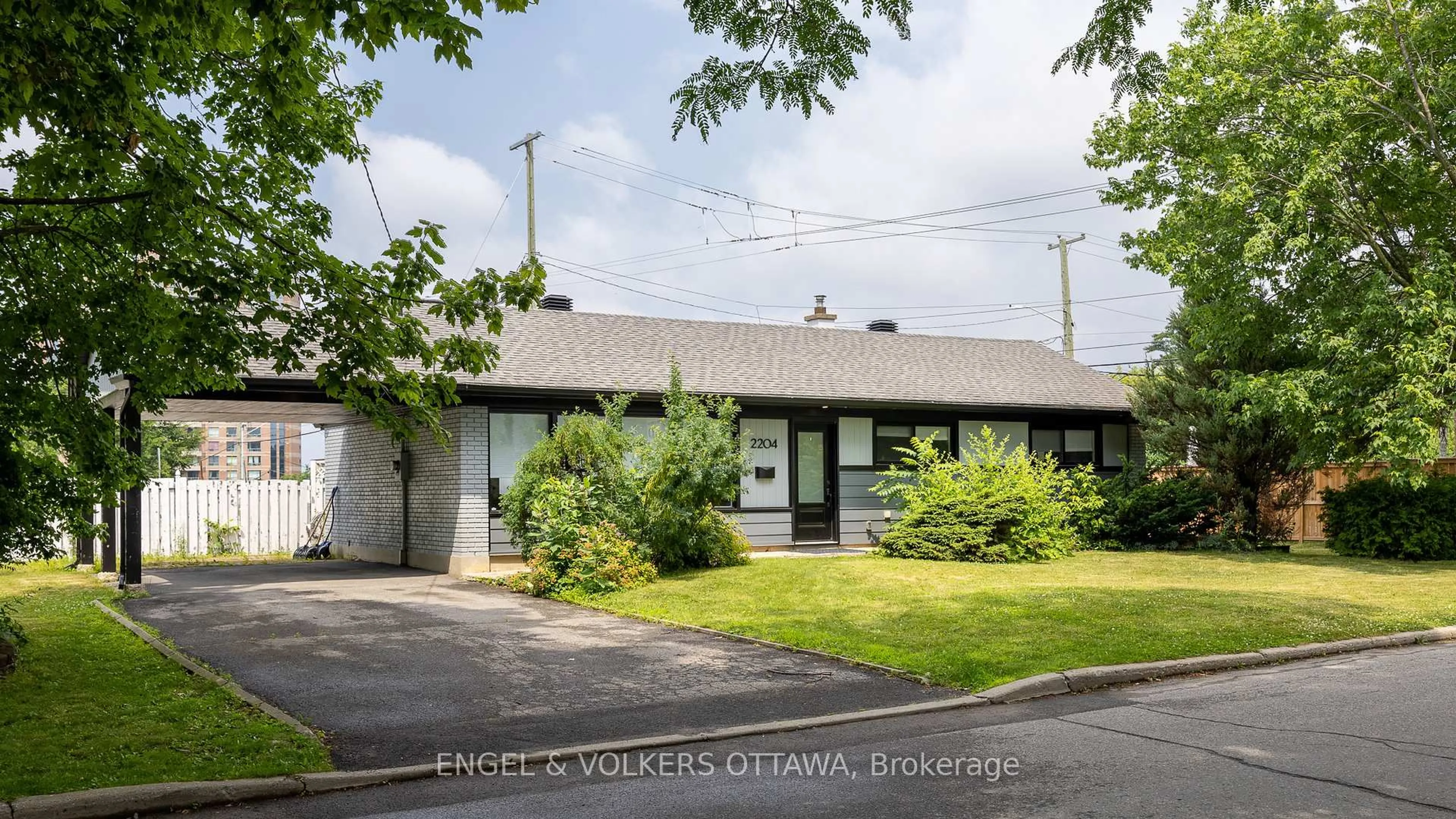 A pic from outside/outdoor area/front of a property/back of a property/a pic from drone, street for 2204 Utah St, Ottawa Ontario K1H 7W8