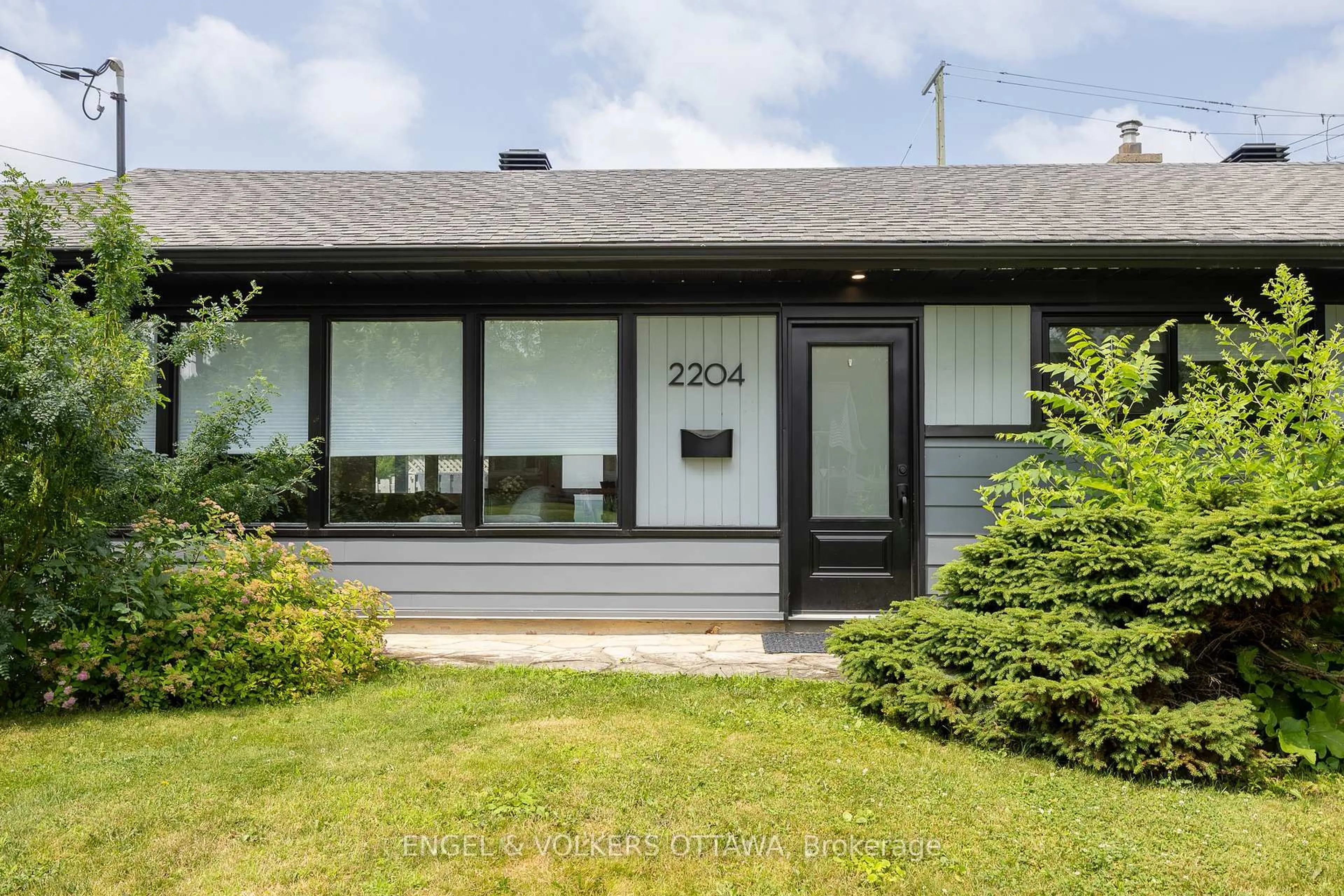 Home with vinyl exterior material, street for 2204 Utah St, Ottawa Ontario K1H 7W8