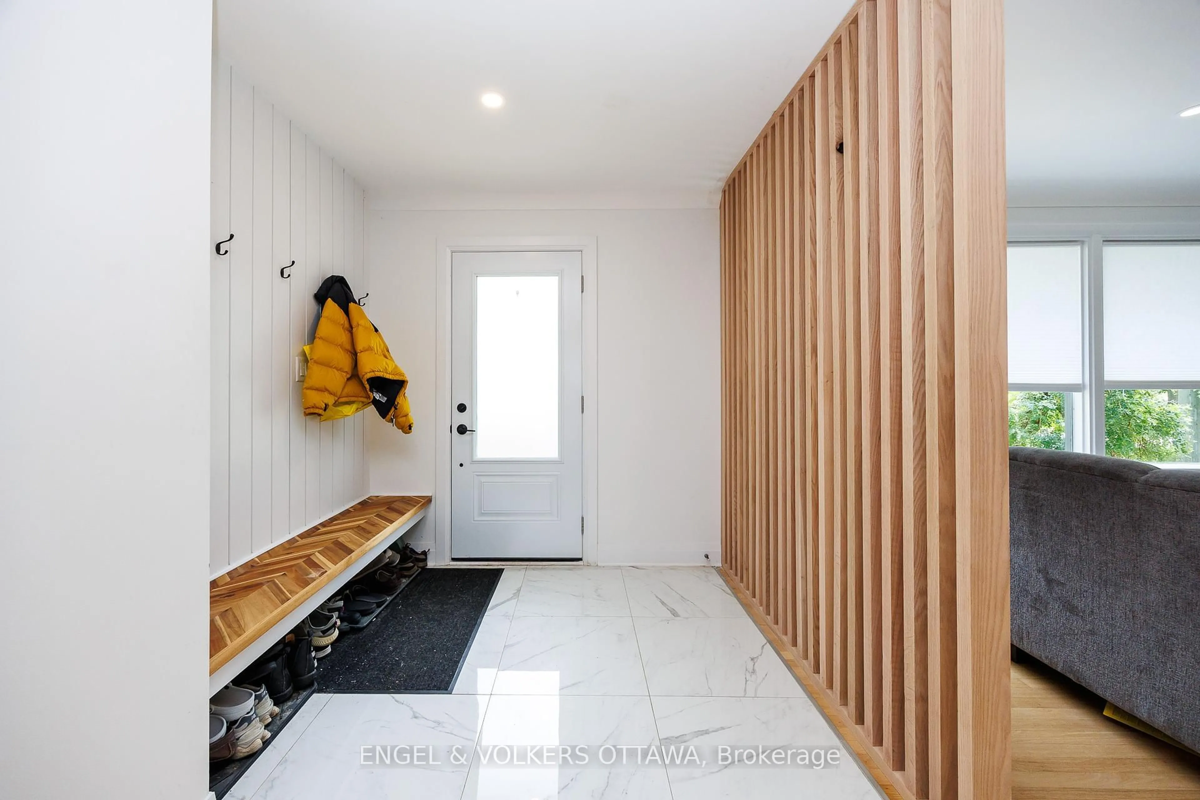 Indoor entryway for 2204 Utah St, Ottawa Ontario K1H 7W8