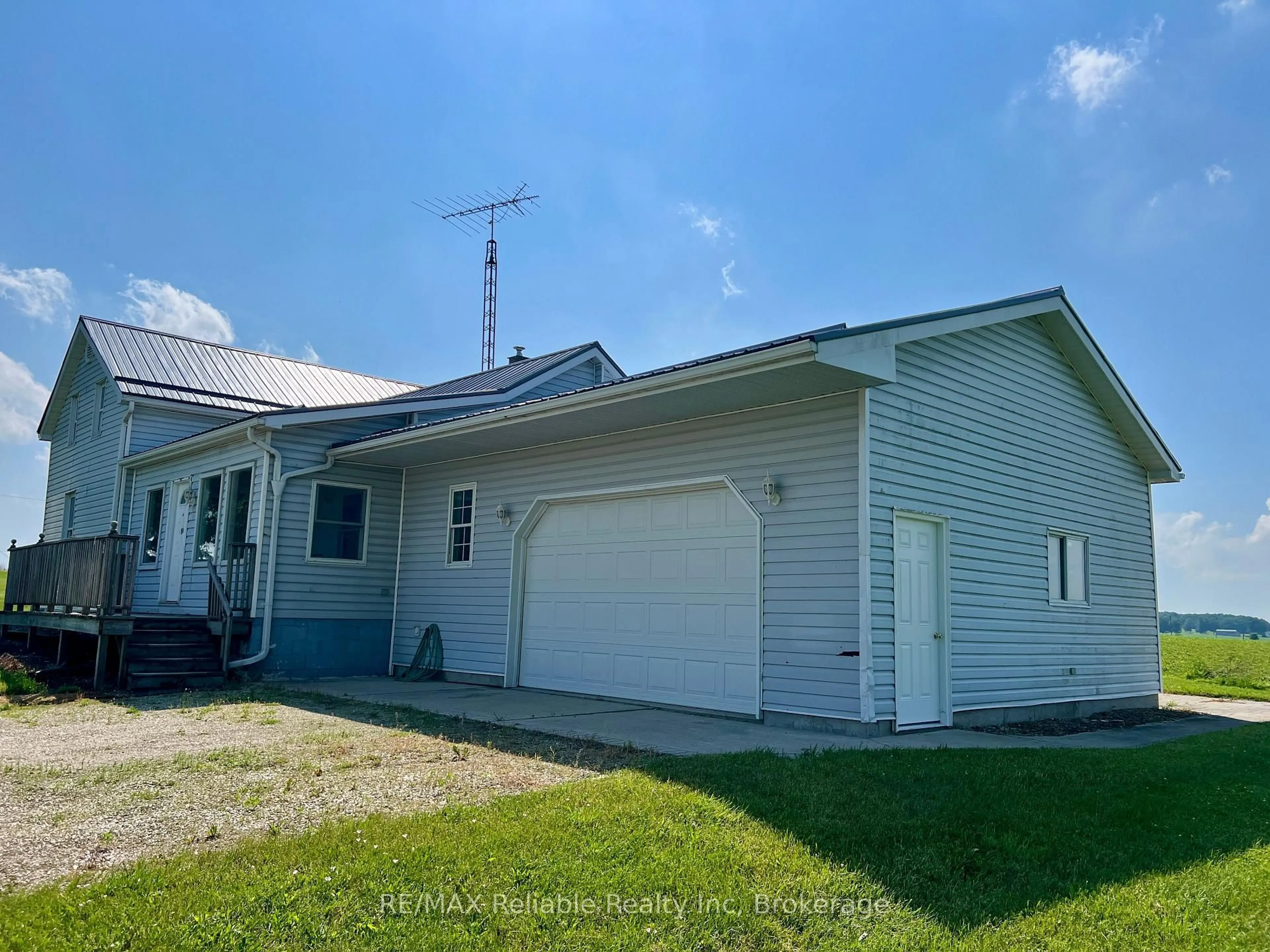 Home with vinyl exterior material, building for 39376 Reid Rd, North Huron Ontario N0G 2W0
