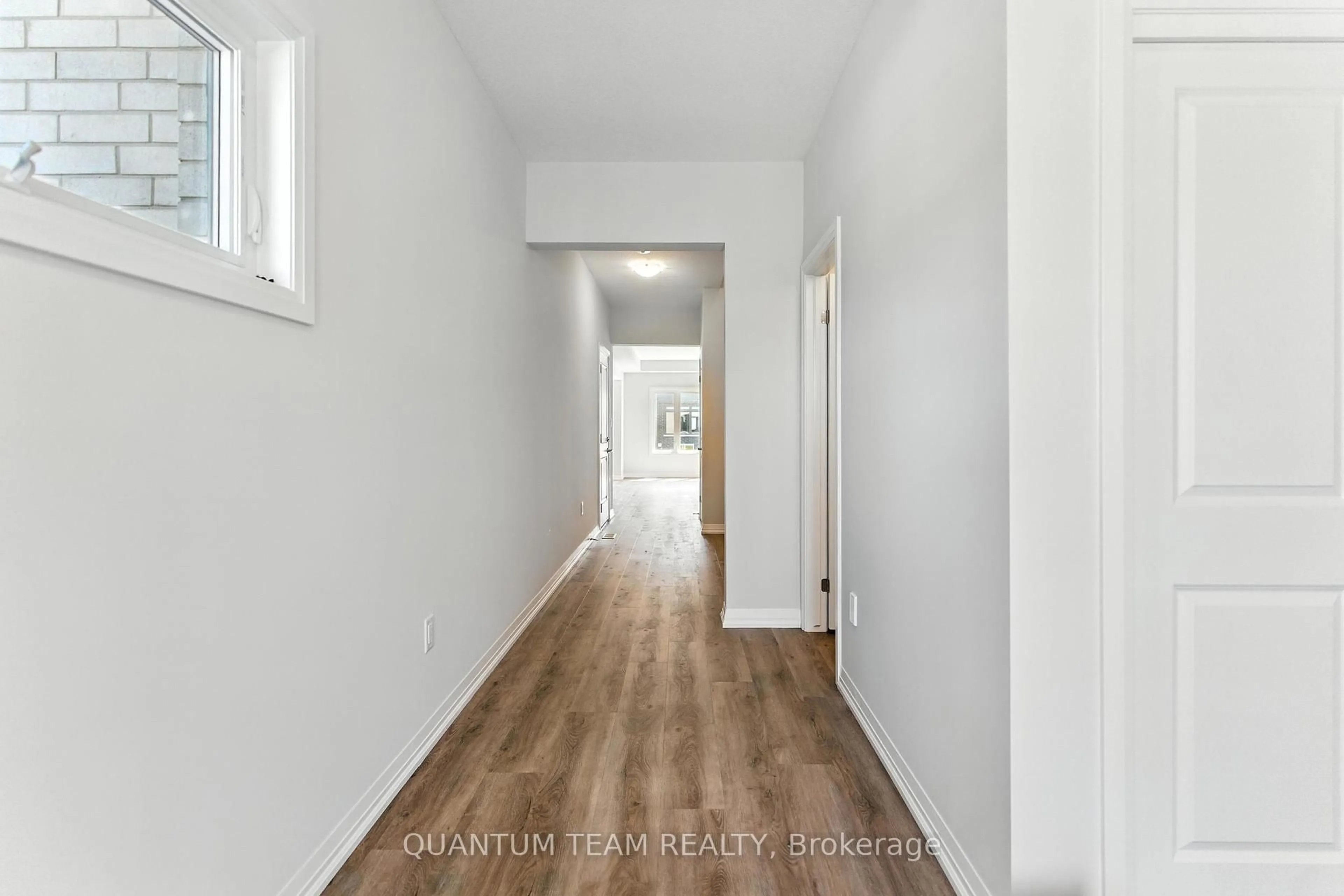 Indoor entryway for 45 Saffron Way, Pelham Ontario L0S 1E1