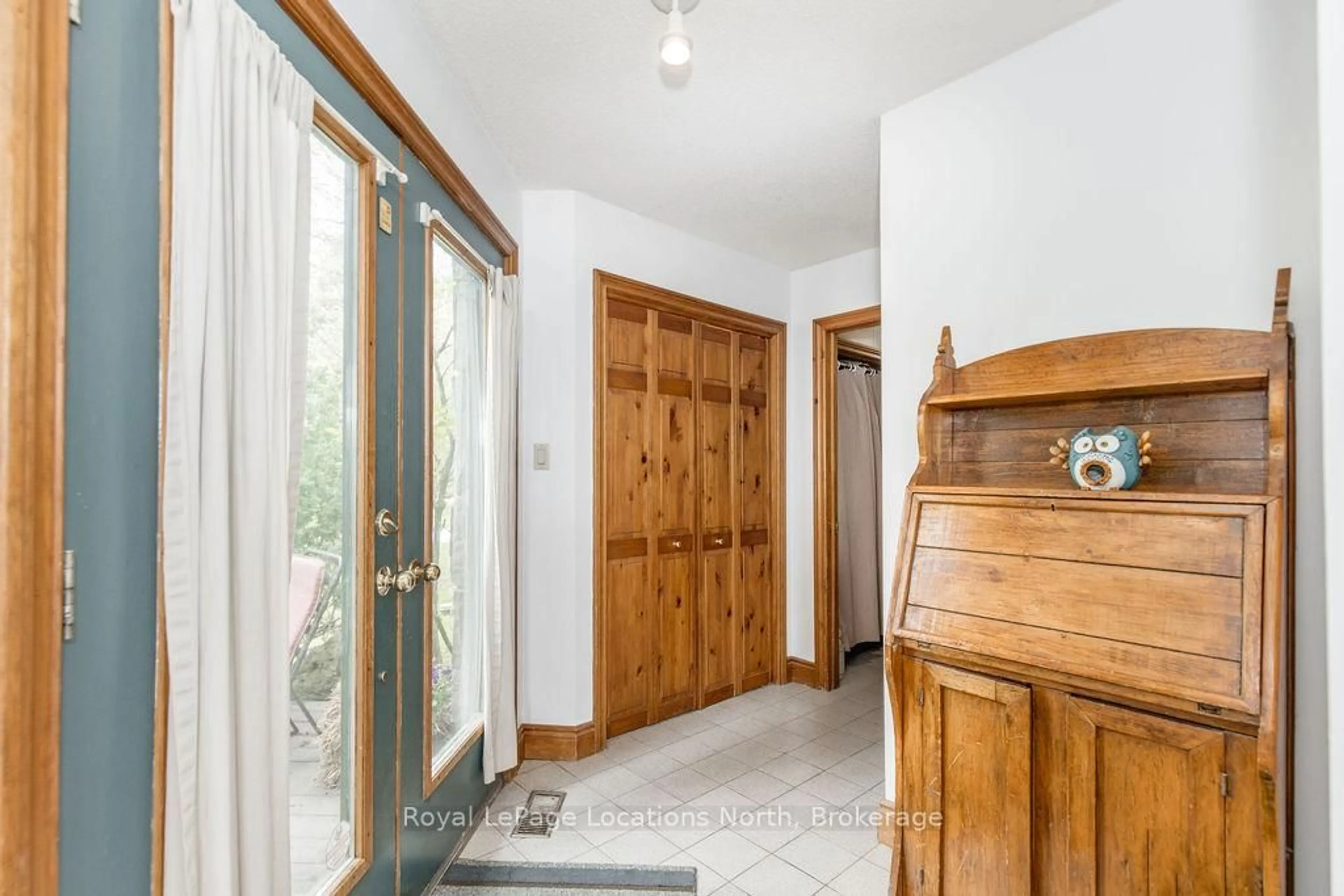 Indoor entryway for 38 Old Carriage Rd, East Garafraxa Ontario L9W 6B2