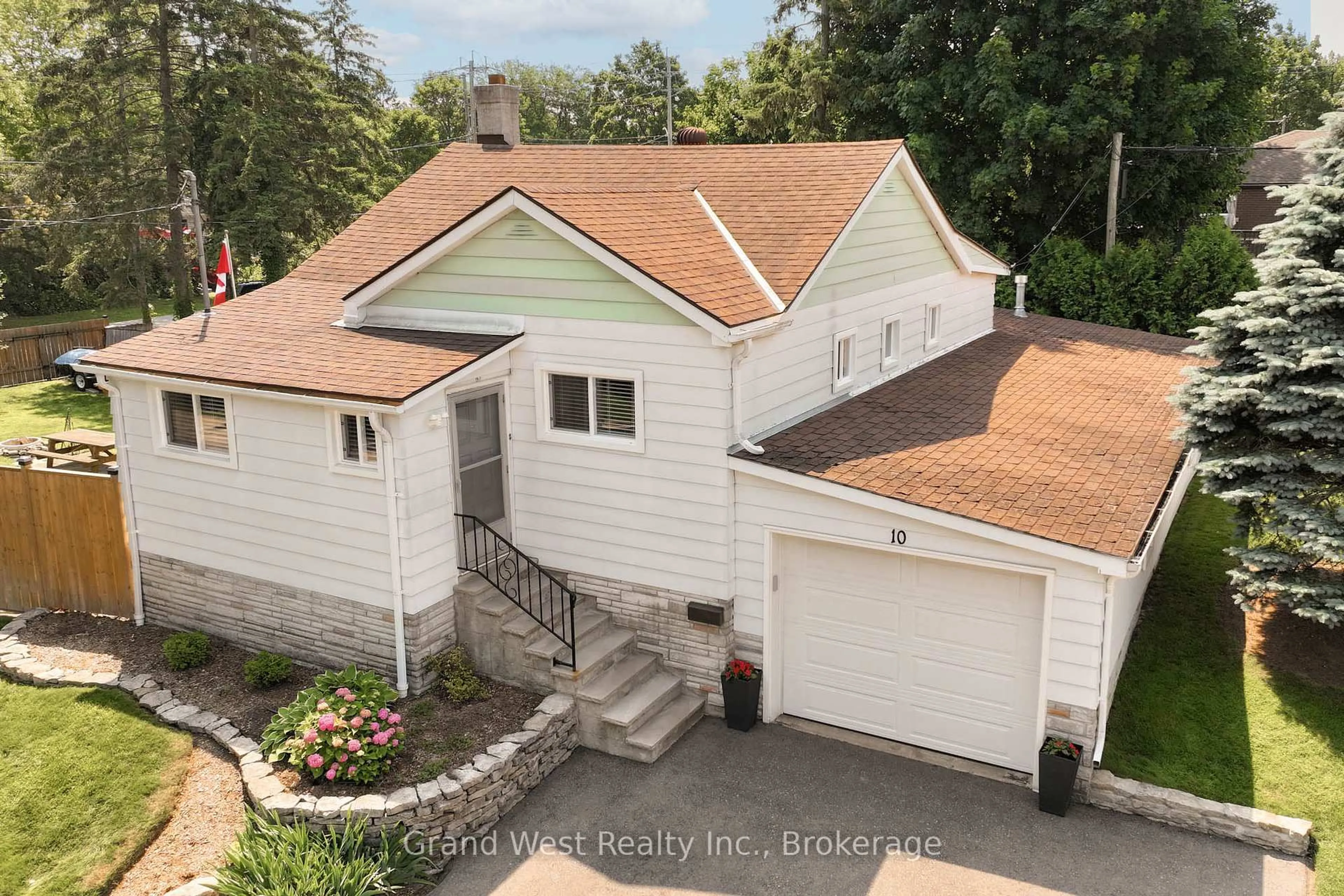 A pic from outside/outdoor area/front of a property/back of a property/a pic from drone, unknown for 10 Clarence St, Cambridge Ontario N3C 1K9