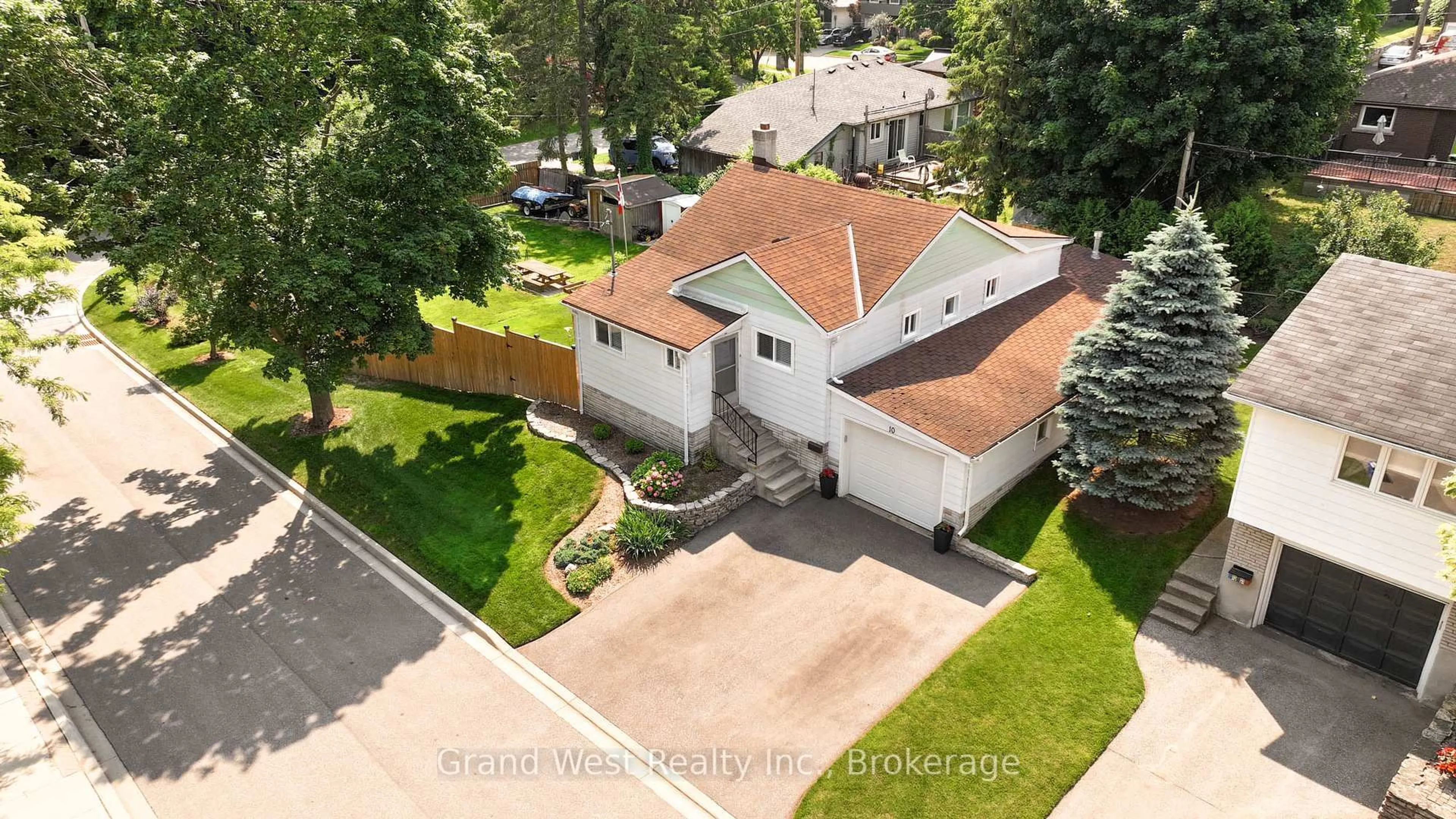 A pic from outside/outdoor area/front of a property/back of a property/a pic from drone, street for 10 Clarence St, Cambridge Ontario N3C 1K9