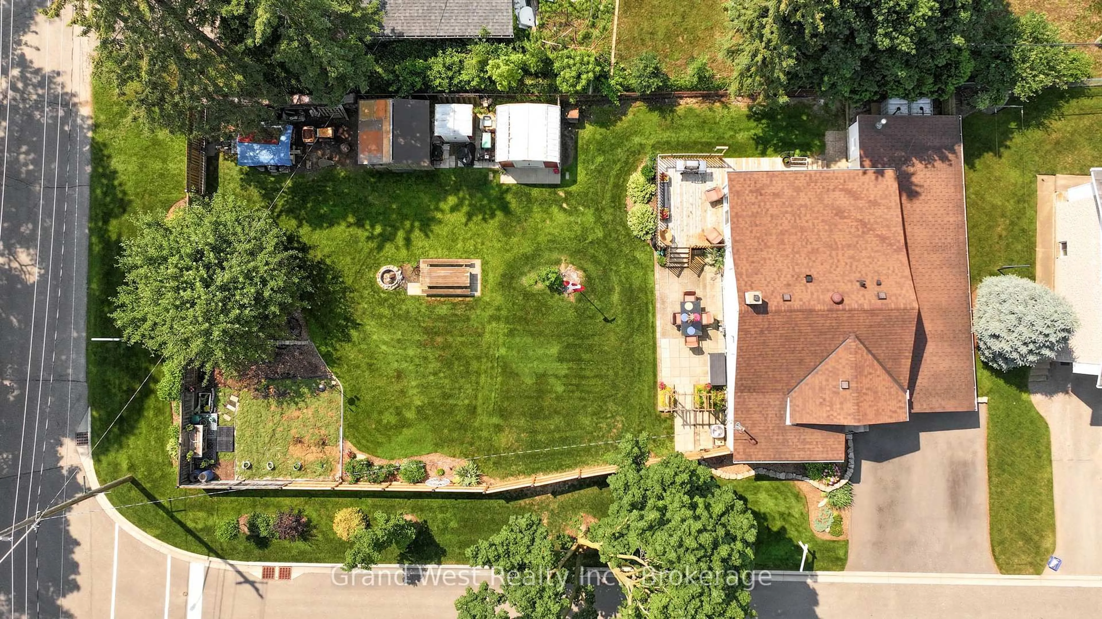 A pic from outside/outdoor area/front of a property/back of a property/a pic from drone, street for 10 Clarence St, Cambridge Ontario N3C 1K9