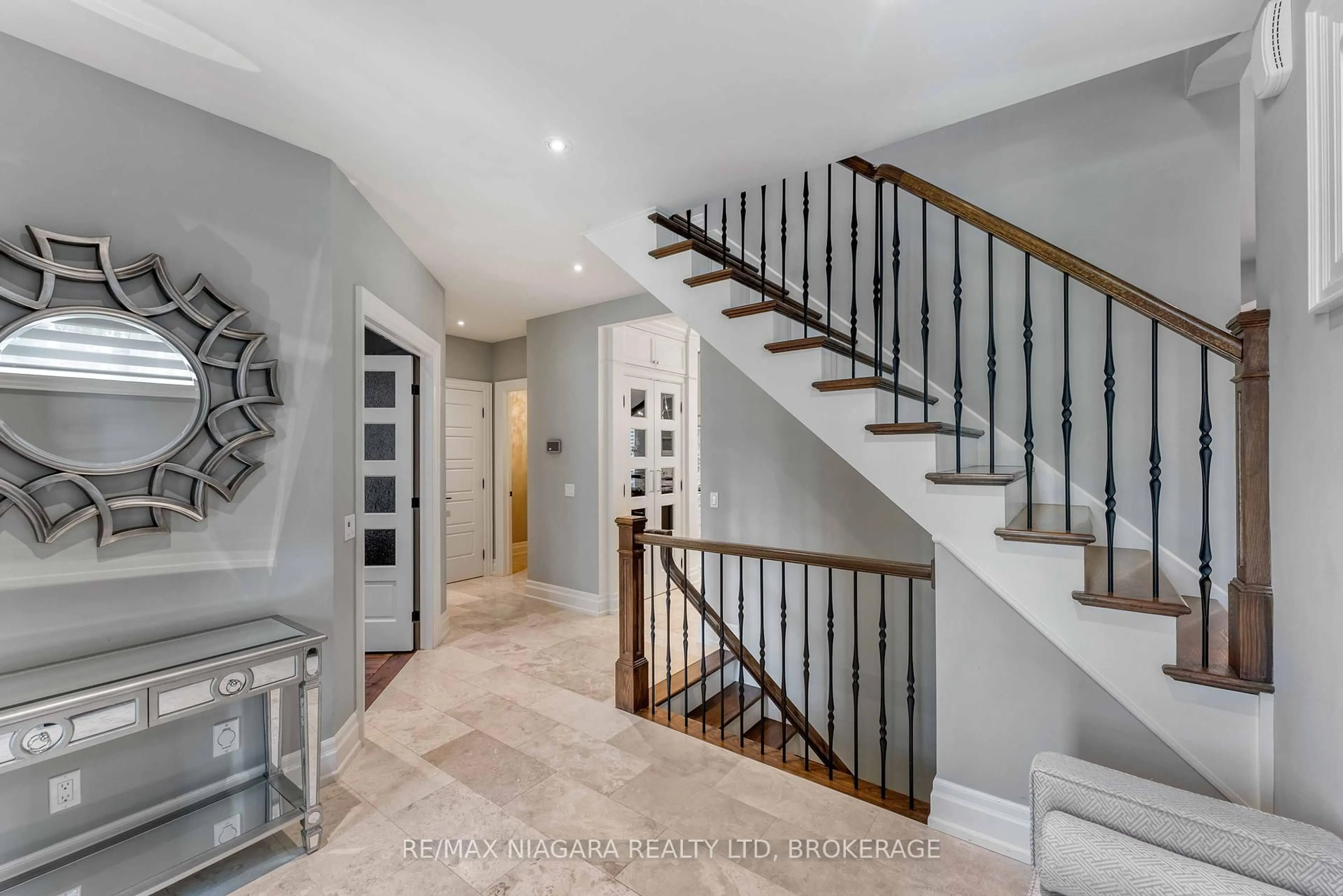 Indoor entryway for 50 Sandalwood Cres, Niagara-on-the-Lake Ontario L0S 1P0