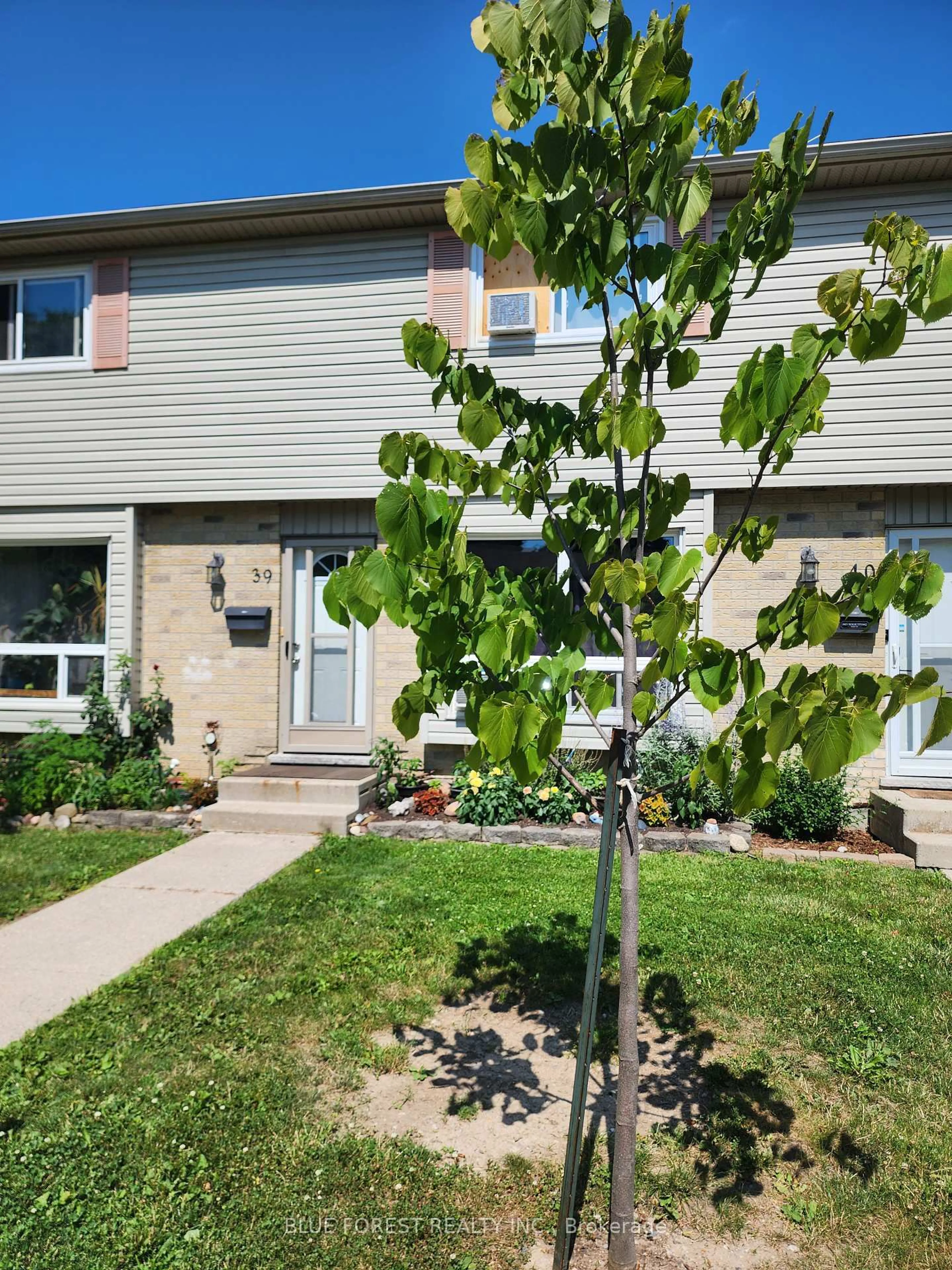 Home with vinyl exterior material, street for 475 Sandringham Cres #39, London South Ontario N6C 5B9