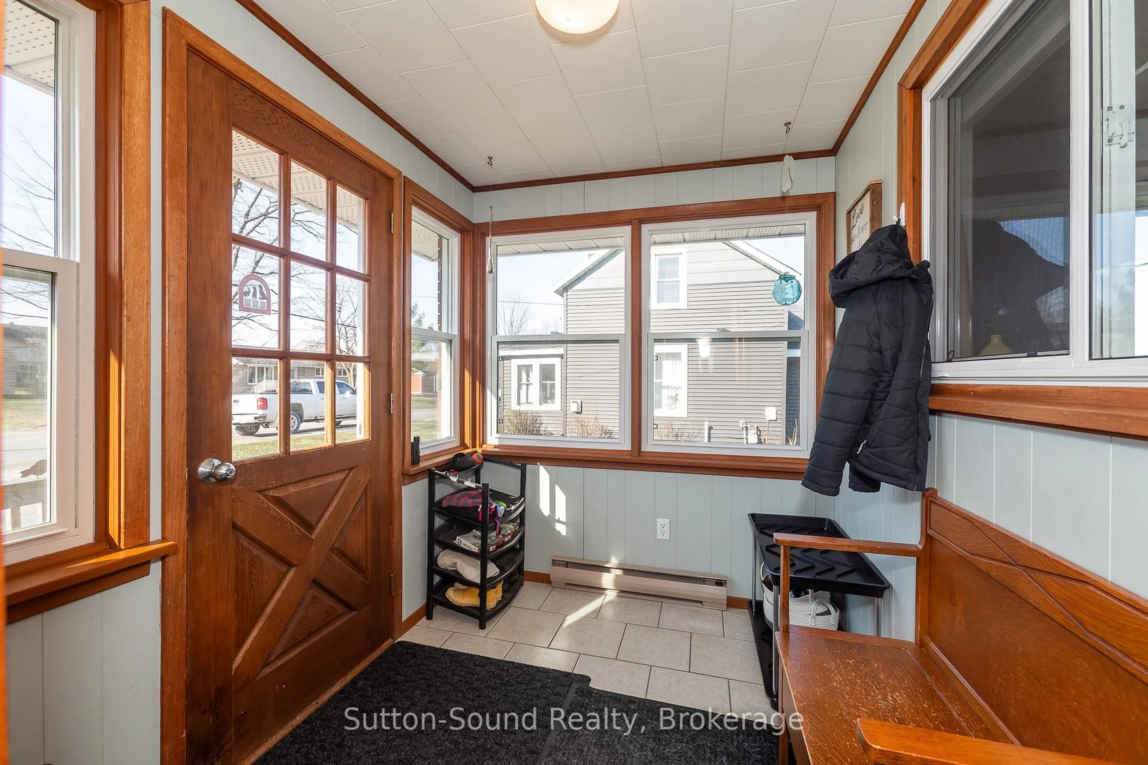 Indoor entryway for 60 Mill St, Arran-Elderslie Ontario N0H 2N0