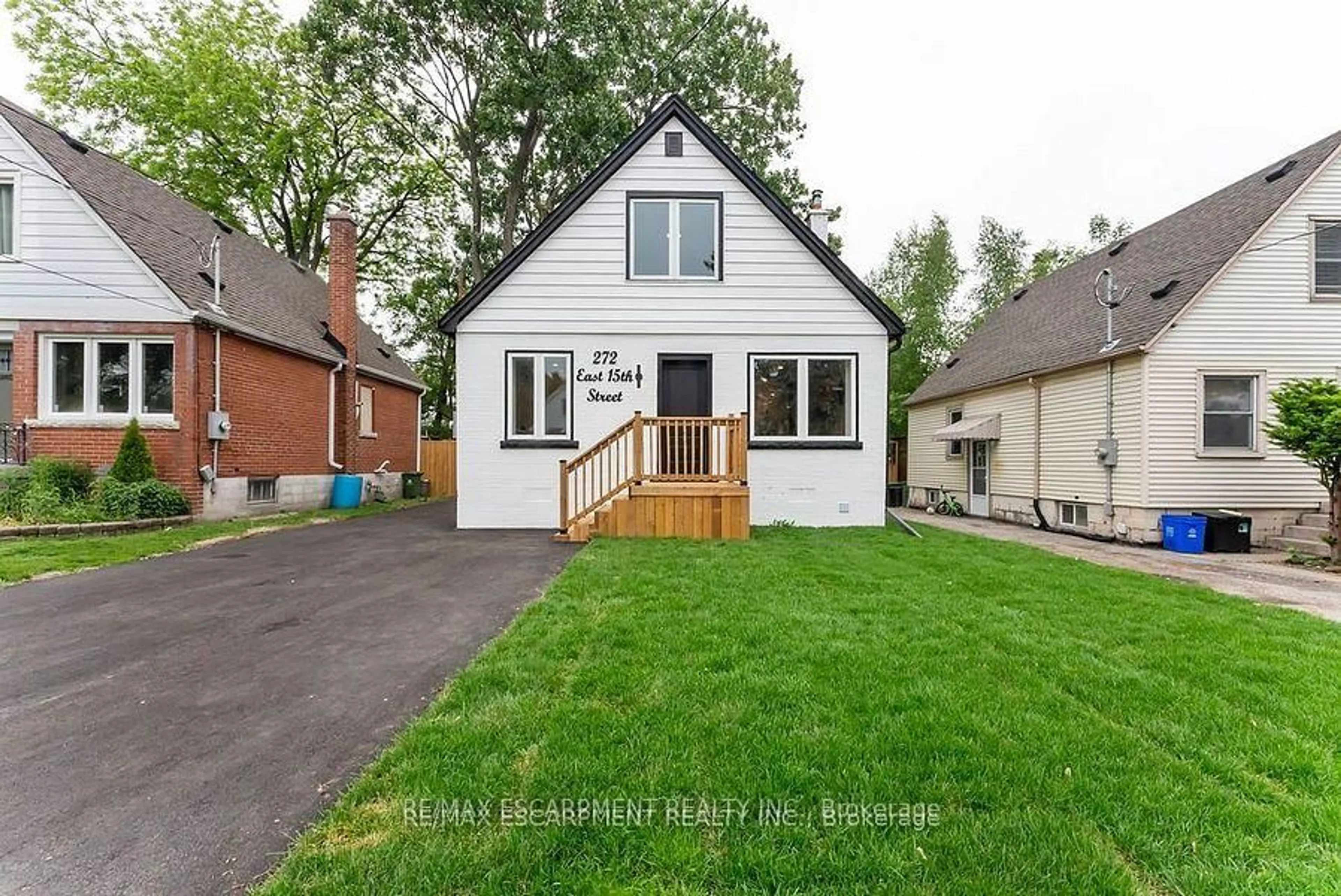 Home with vinyl exterior material, street for 272 East 15th St, Hamilton Ontario L9A 4G3