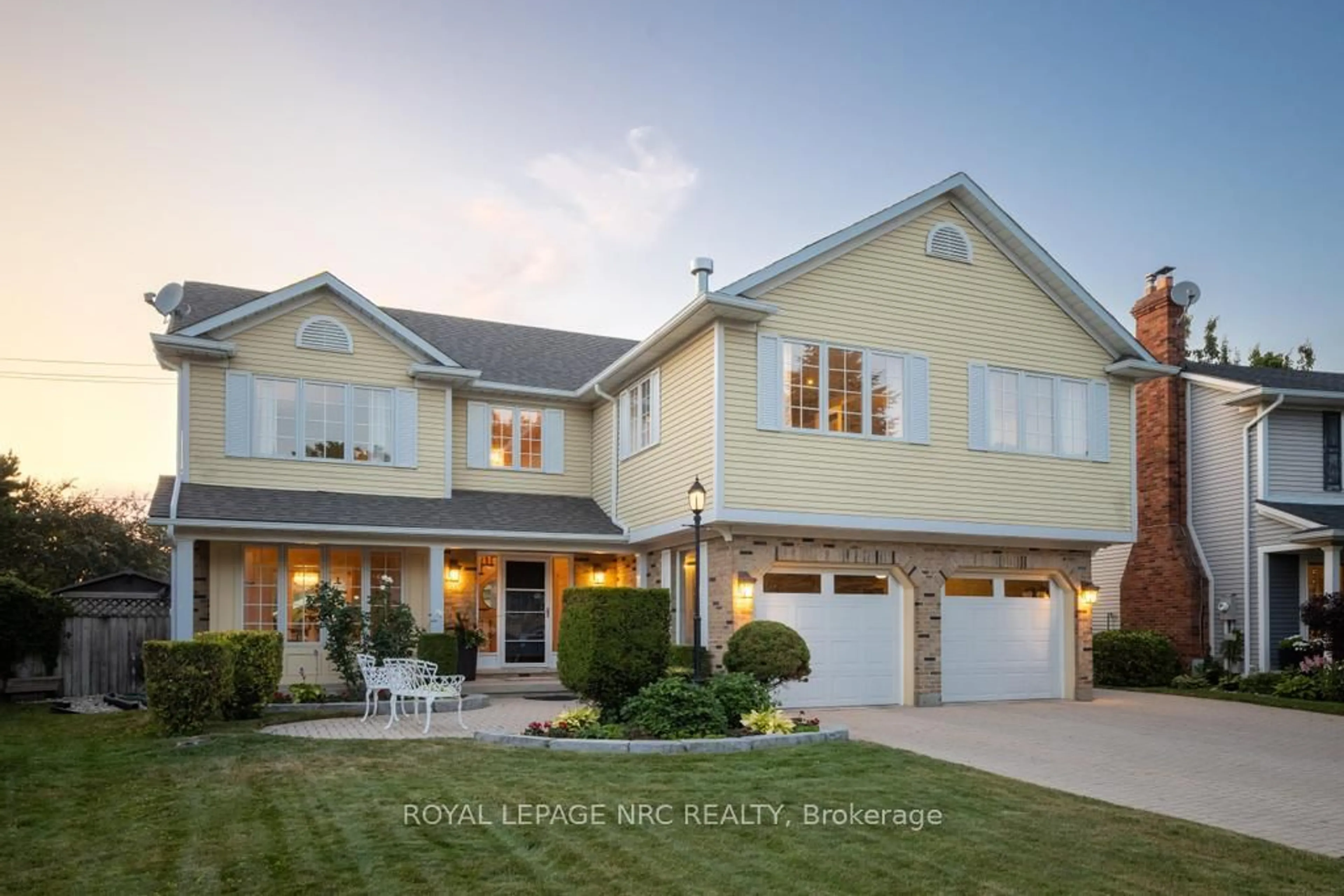 Home with vinyl exterior material, street for 26 Dalemere Cres, St. Catharines Ontario L2N 7K5