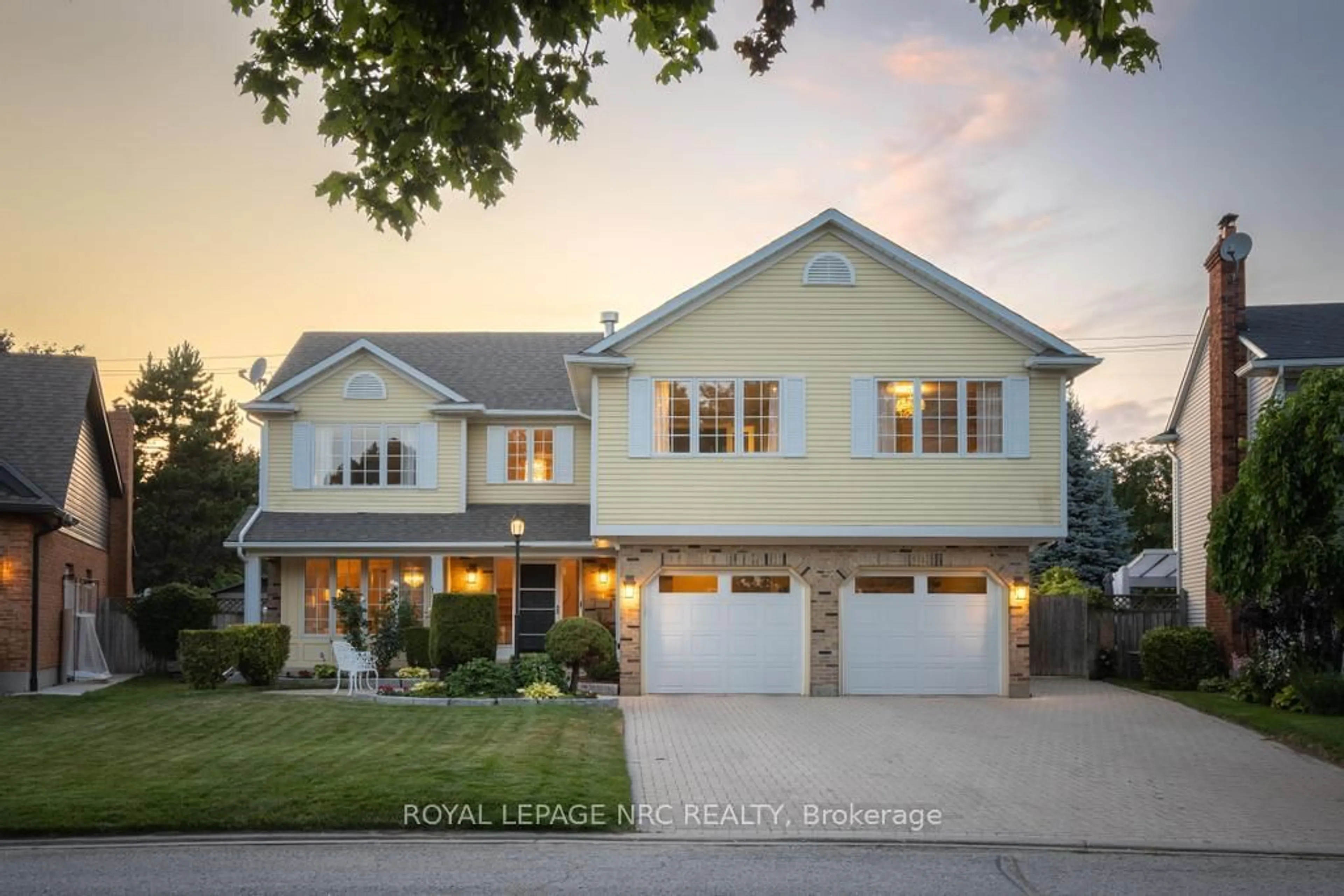 Home with vinyl exterior material, street for 26 Dalemere Cres, St. Catharines Ontario L2N 7K5