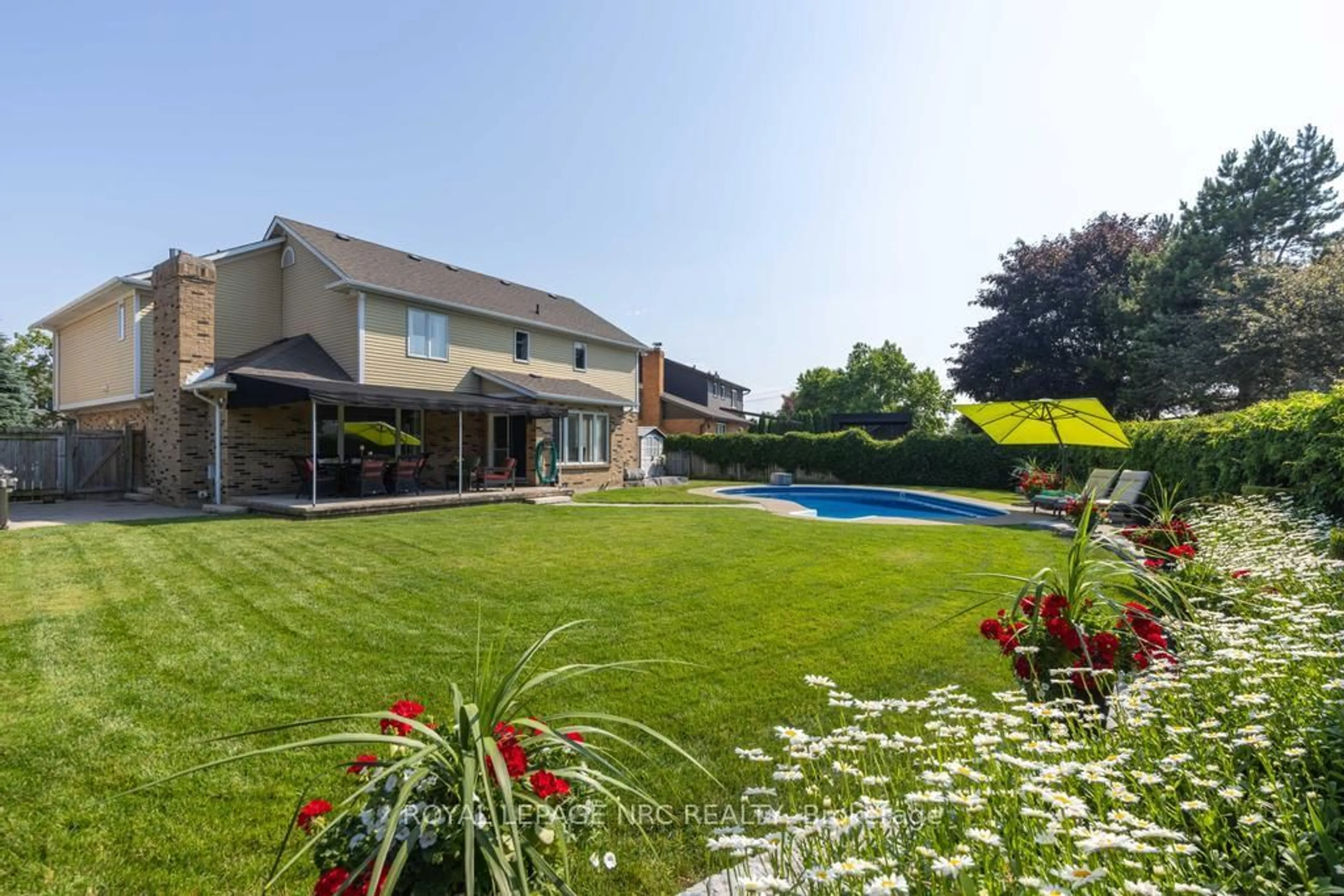 A pic from outside/outdoor area/front of a property/back of a property/a pic from drone, street for 26 Dalemere Cres, St. Catharines Ontario L2N 7K5