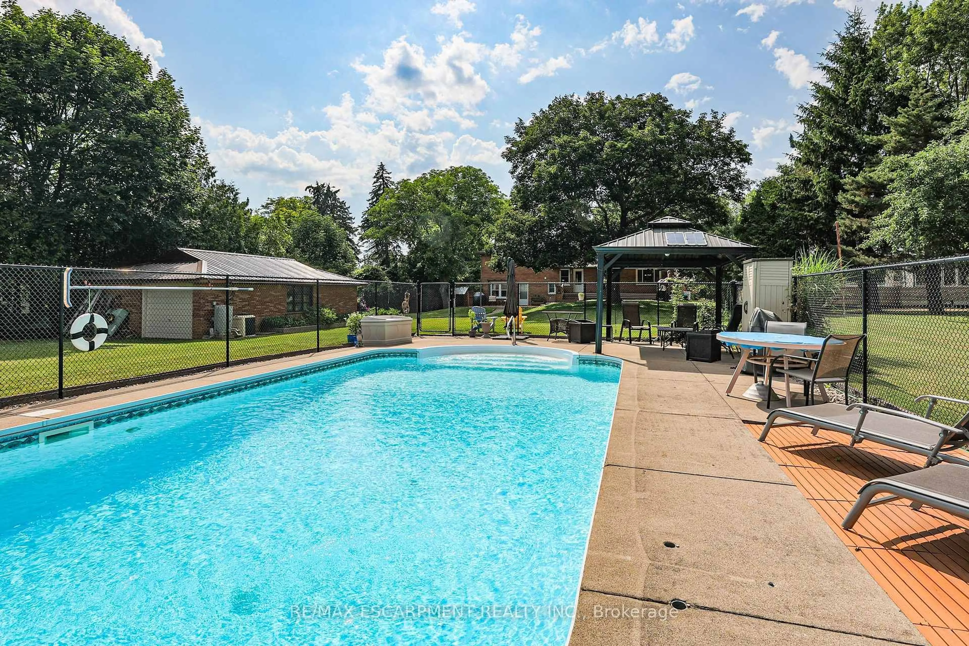 Pool for 585 Fletcher Rd, Hamilton Ontario L0R 1P0