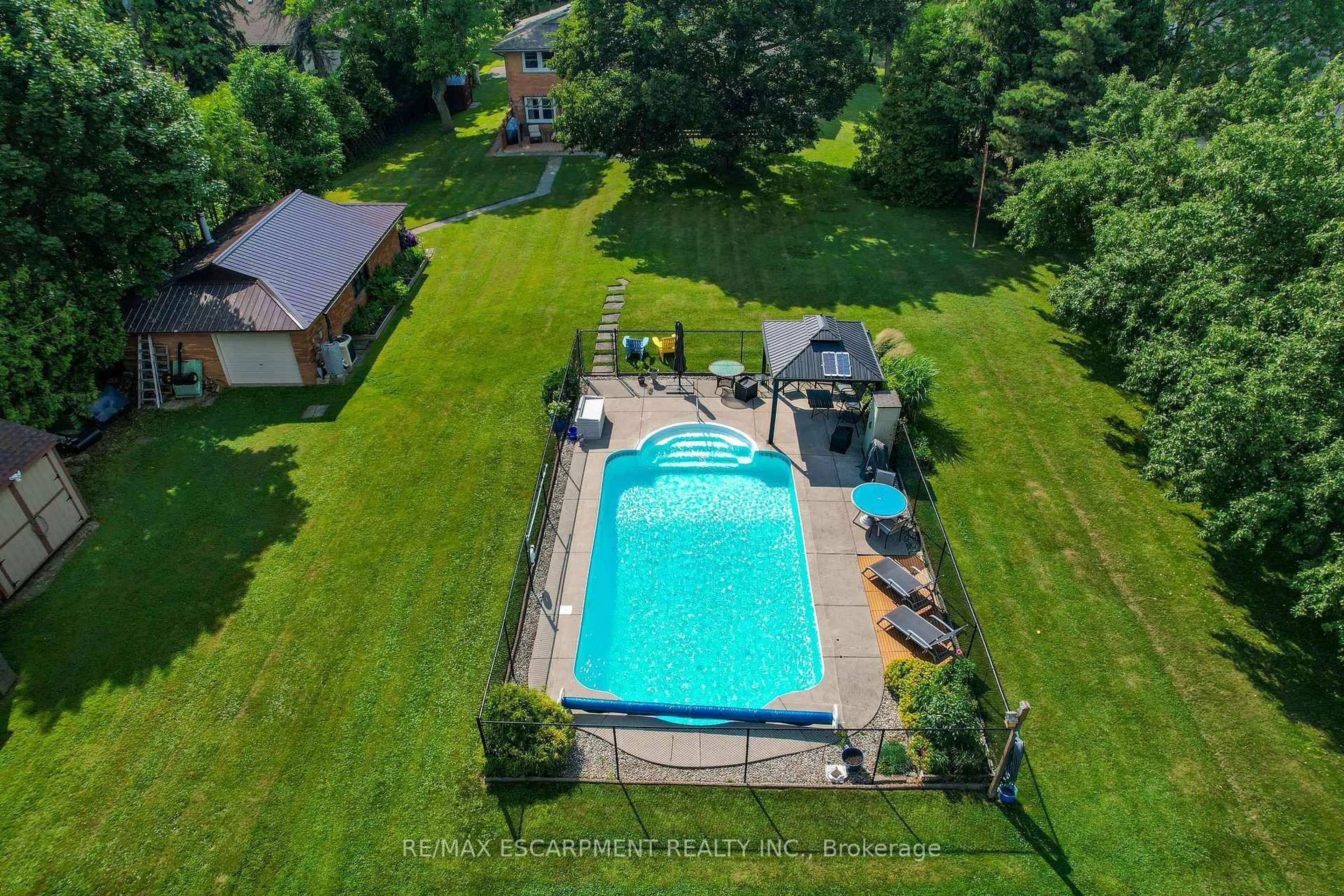 Pool for 585 Fletcher Rd, Hamilton Ontario L0R 1P0