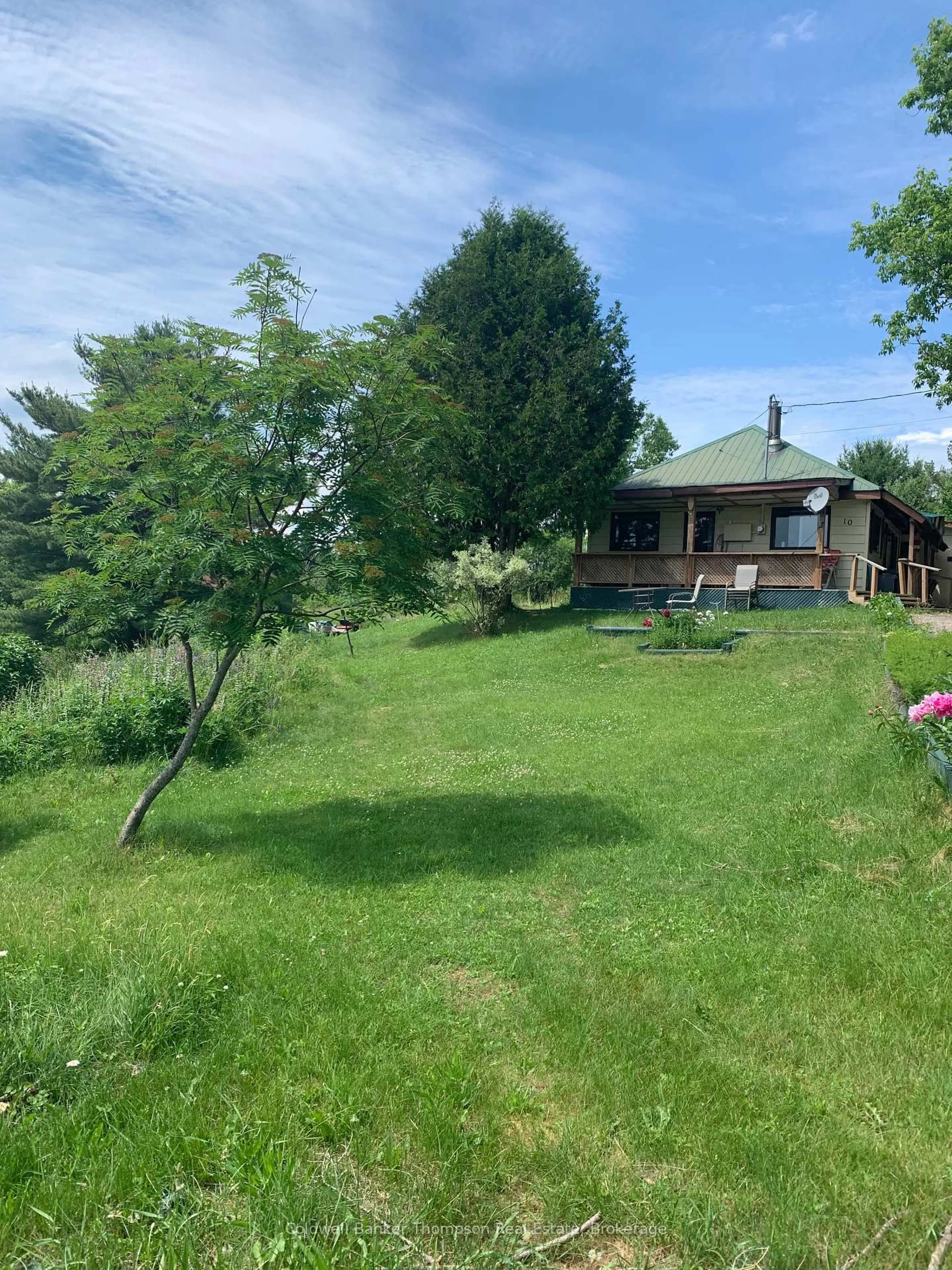 A pic from outside/outdoor area/front of a property/back of a property/a pic from drone, mountain view for 10 George St, Magnetawan Ontario P0A 1P0