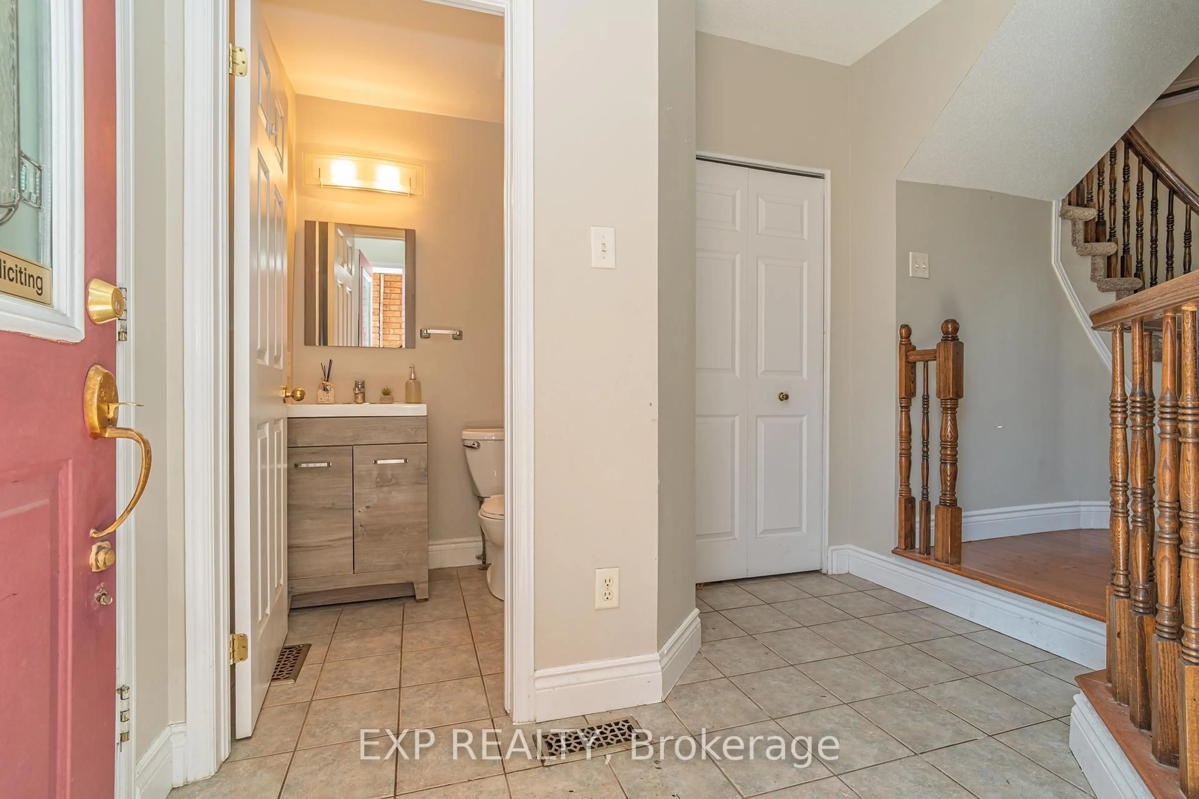 Indoor entryway for 1089 Ballantyne Dr, Ottawa Ontario K4A 4C6