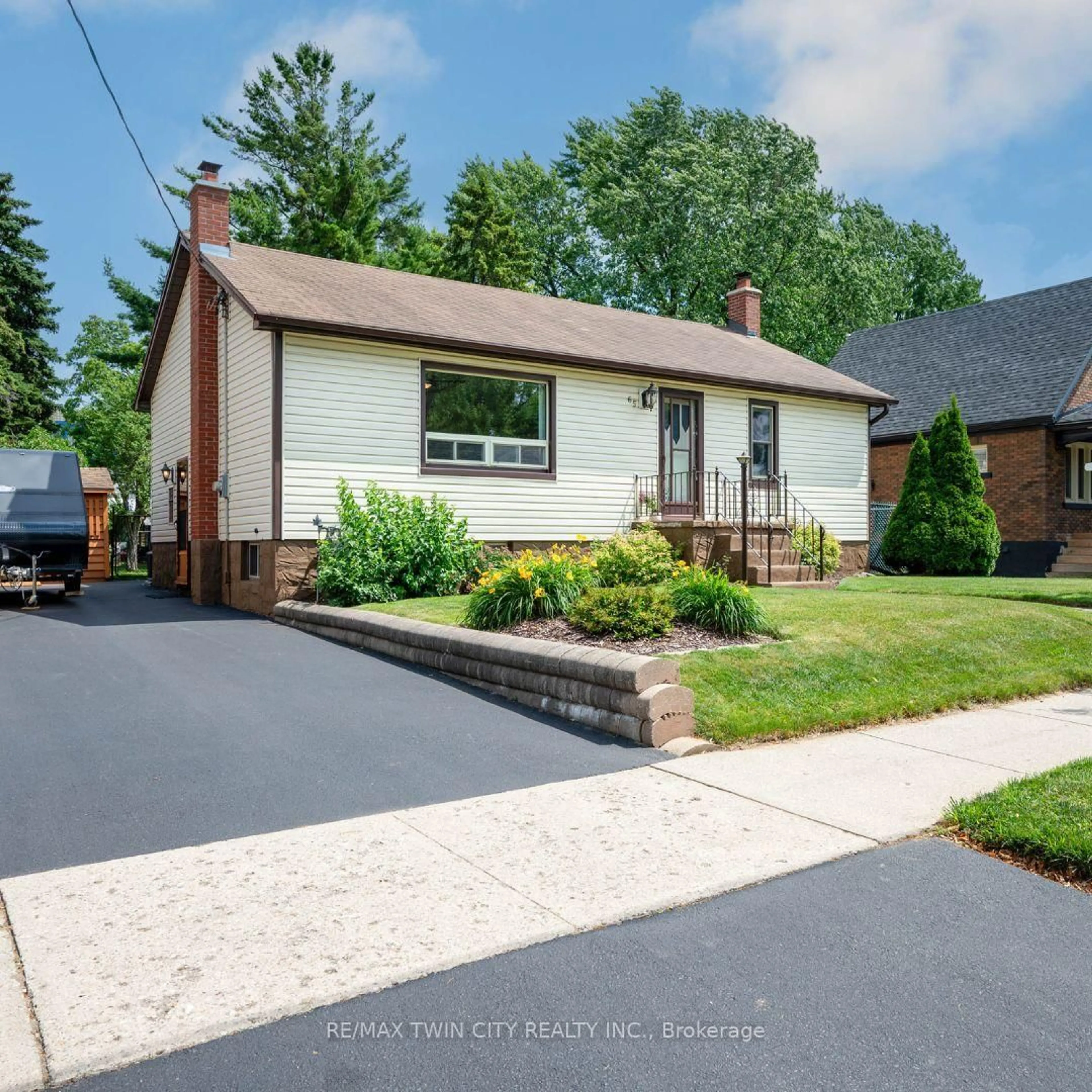 Home with vinyl exterior material, street for 65 SIXTH Ave, Kitchener Ontario N2C 1P9