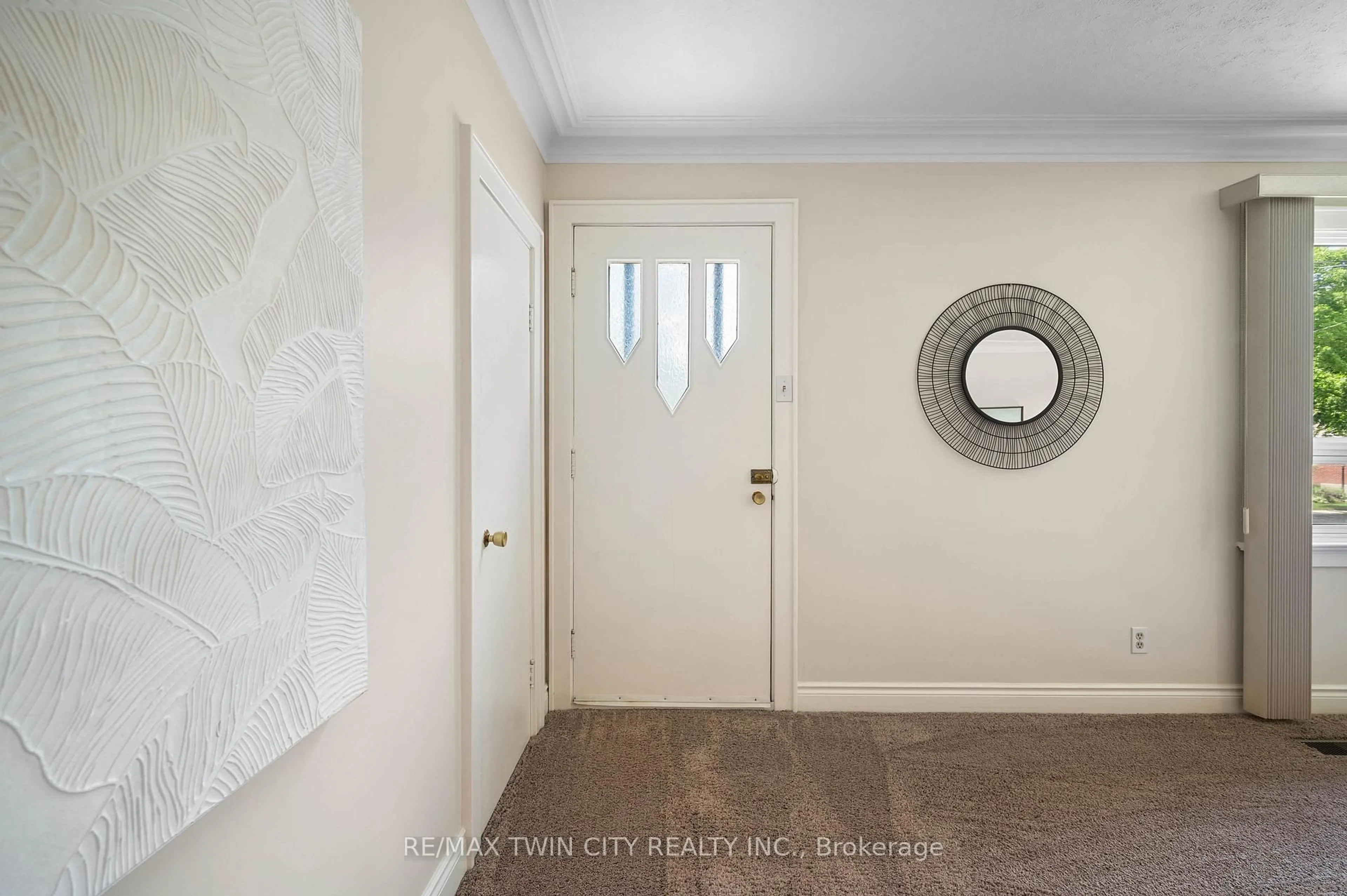 Indoor entryway for 65 SIXTH Ave, Kitchener Ontario N2C 1P9