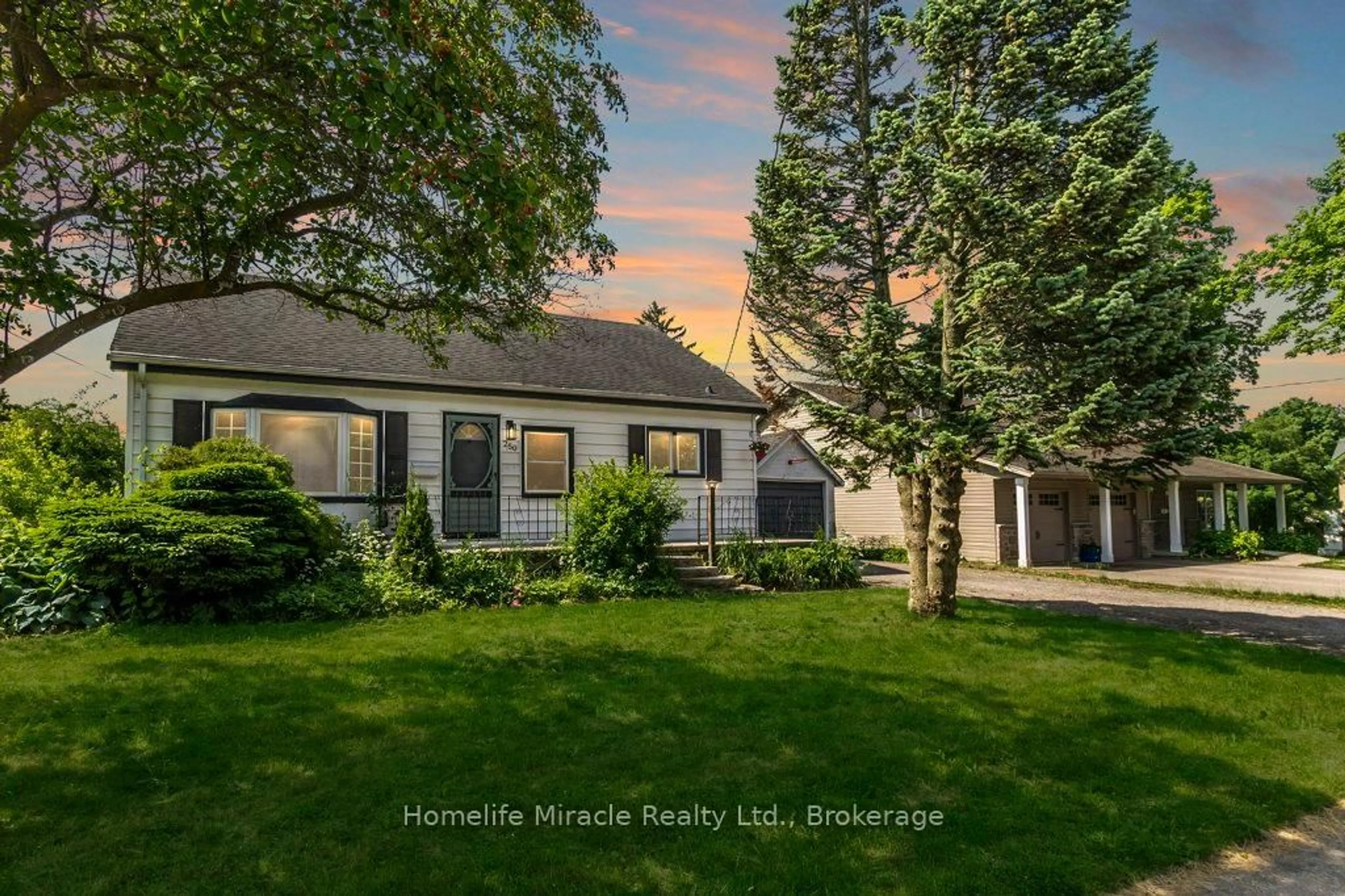 A pic from outside/outdoor area/front of a property/back of a property/a pic from drone, street for 250 Cardigan St, Woodstock Ontario N4S 1Z6