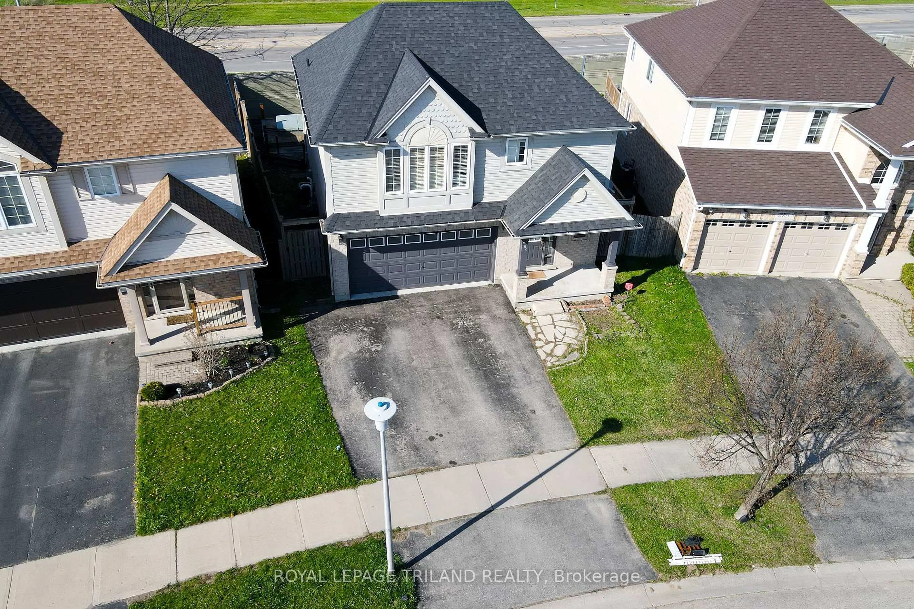 A pic from outside/outdoor area/front of a property/back of a property/a pic from drone, street for 685 North Leaksdale Circ, London South Ontario N6M 1M1