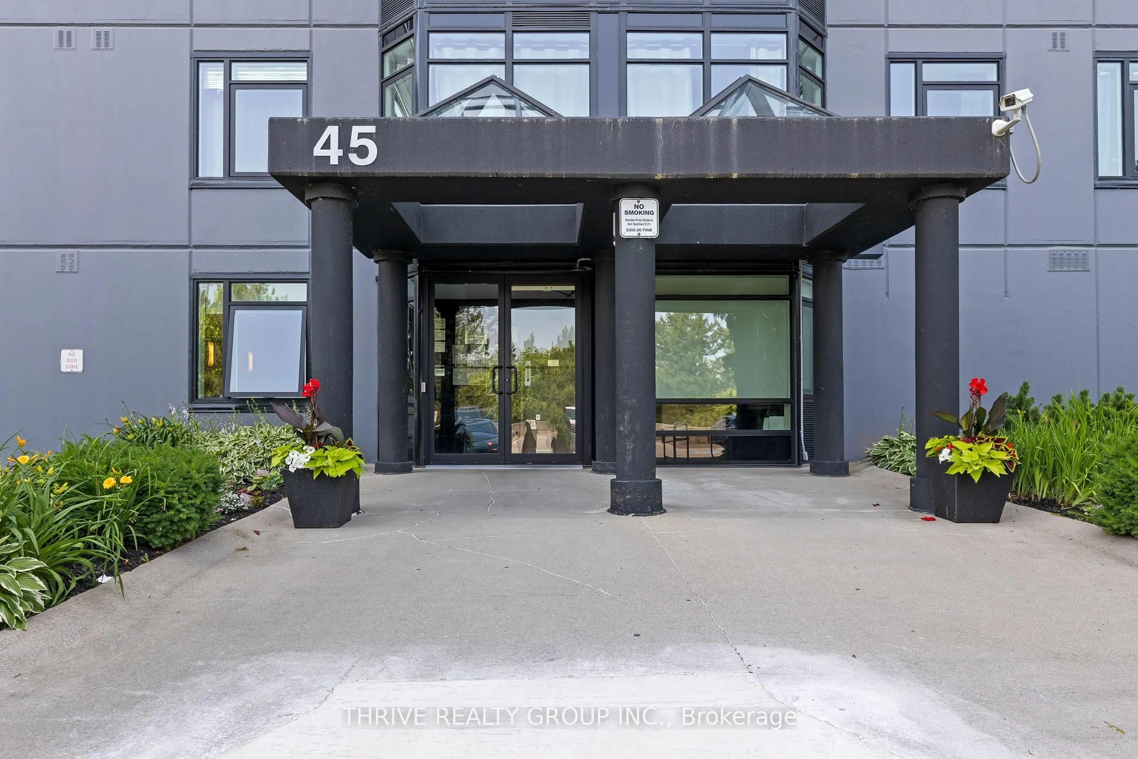 Indoor foyer for 45 Pond Mills Rd #807, London South Ontario N5Z 4W5