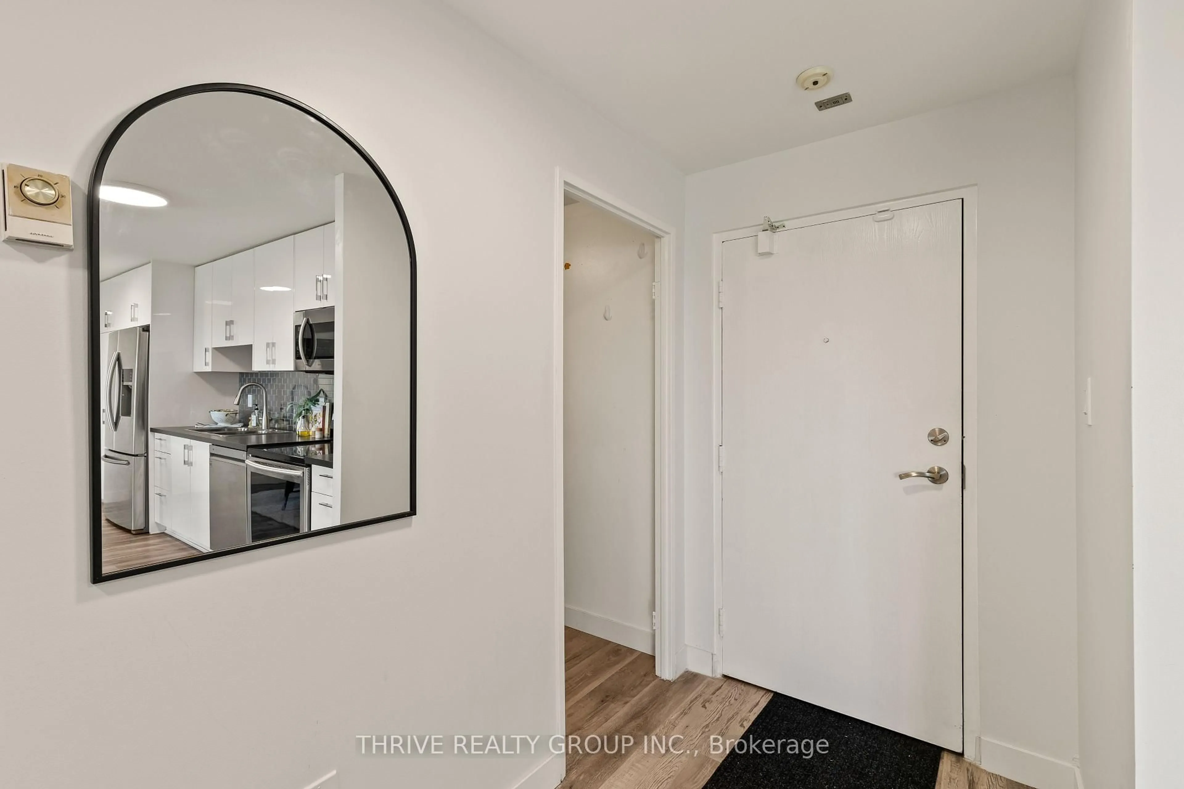 Indoor entryway for 45 Pond Mills Rd #807, London South Ontario N5Z 4W5
