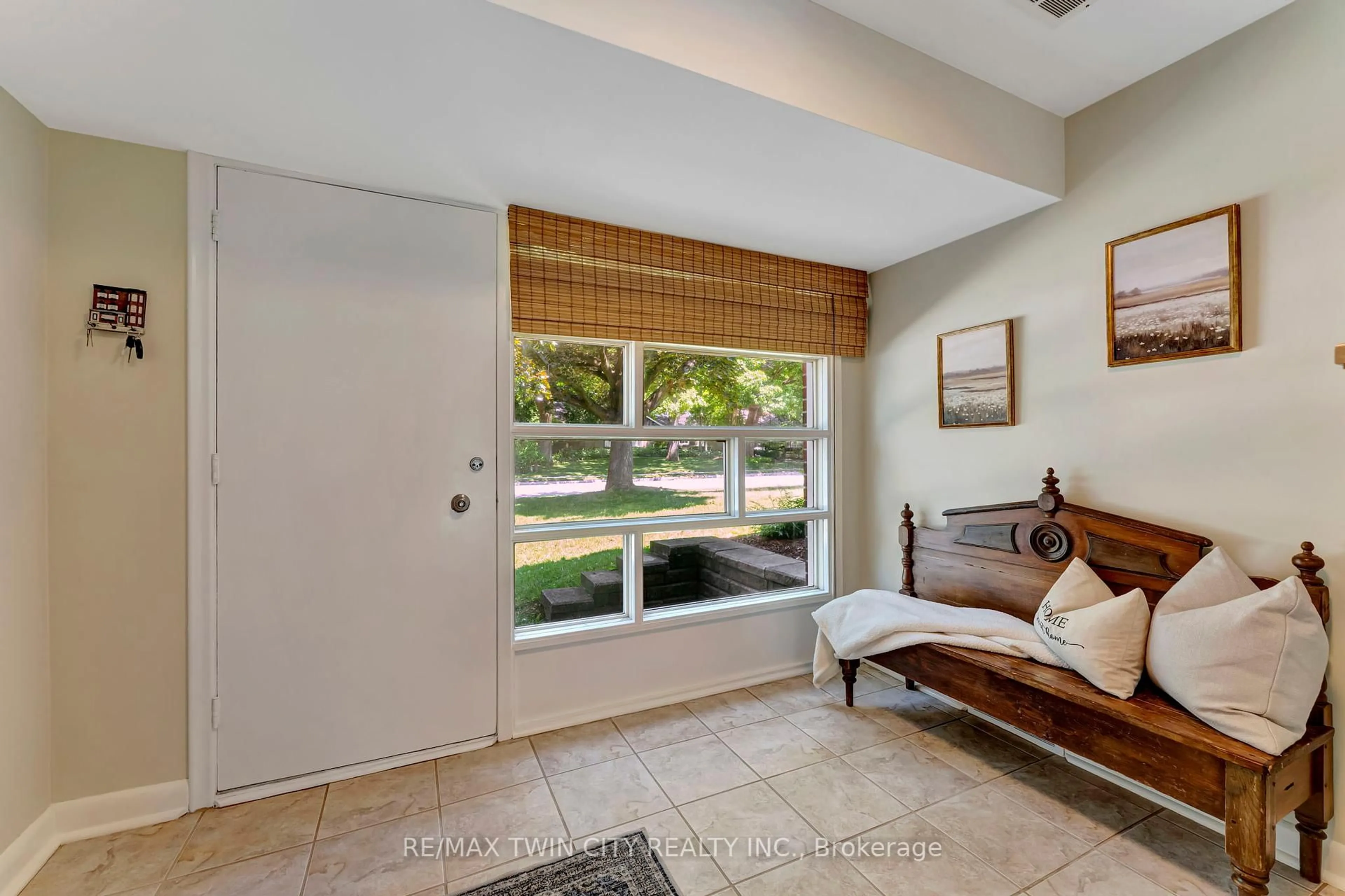Indoor entryway for 66 Highland Cres, Cambridge Ontario N1S 1L9