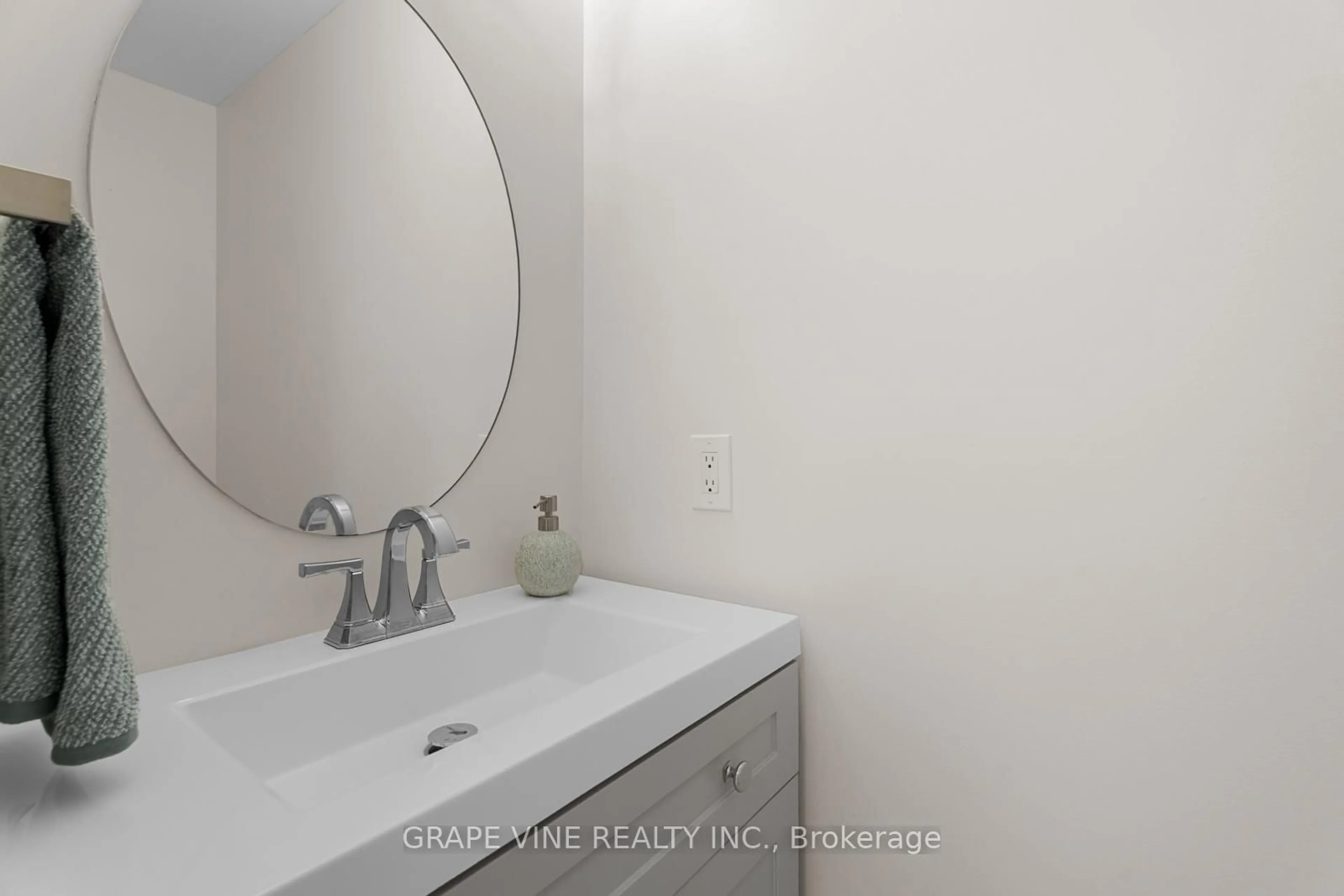 Standard bathroom, unknown for 564 Aberfoyle Circ, Ottawa Ontario K2K 3R3