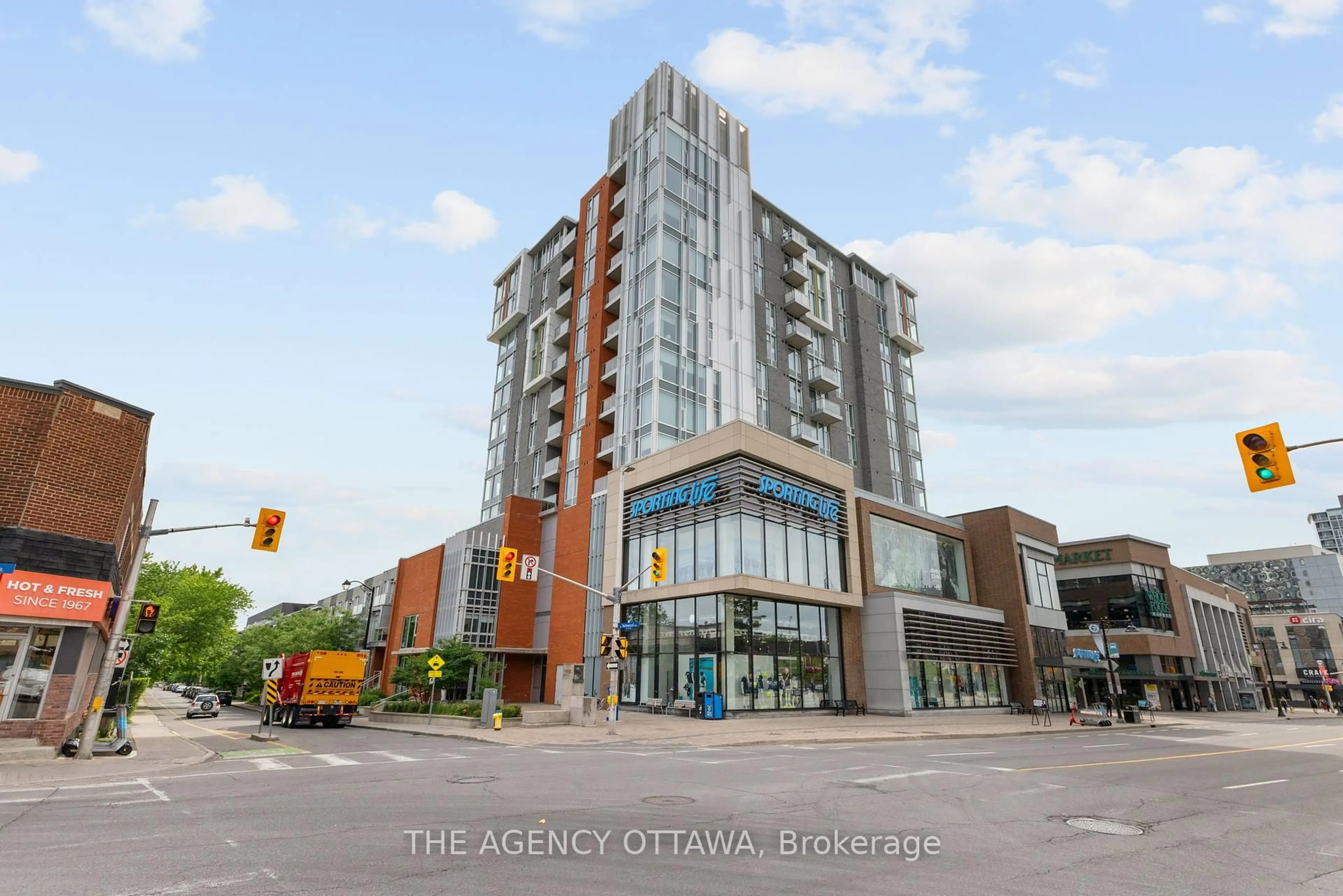 Indoor foyer for 118 HOLMWOOD Ave #406, Ottawa Ontario K1S 5J5