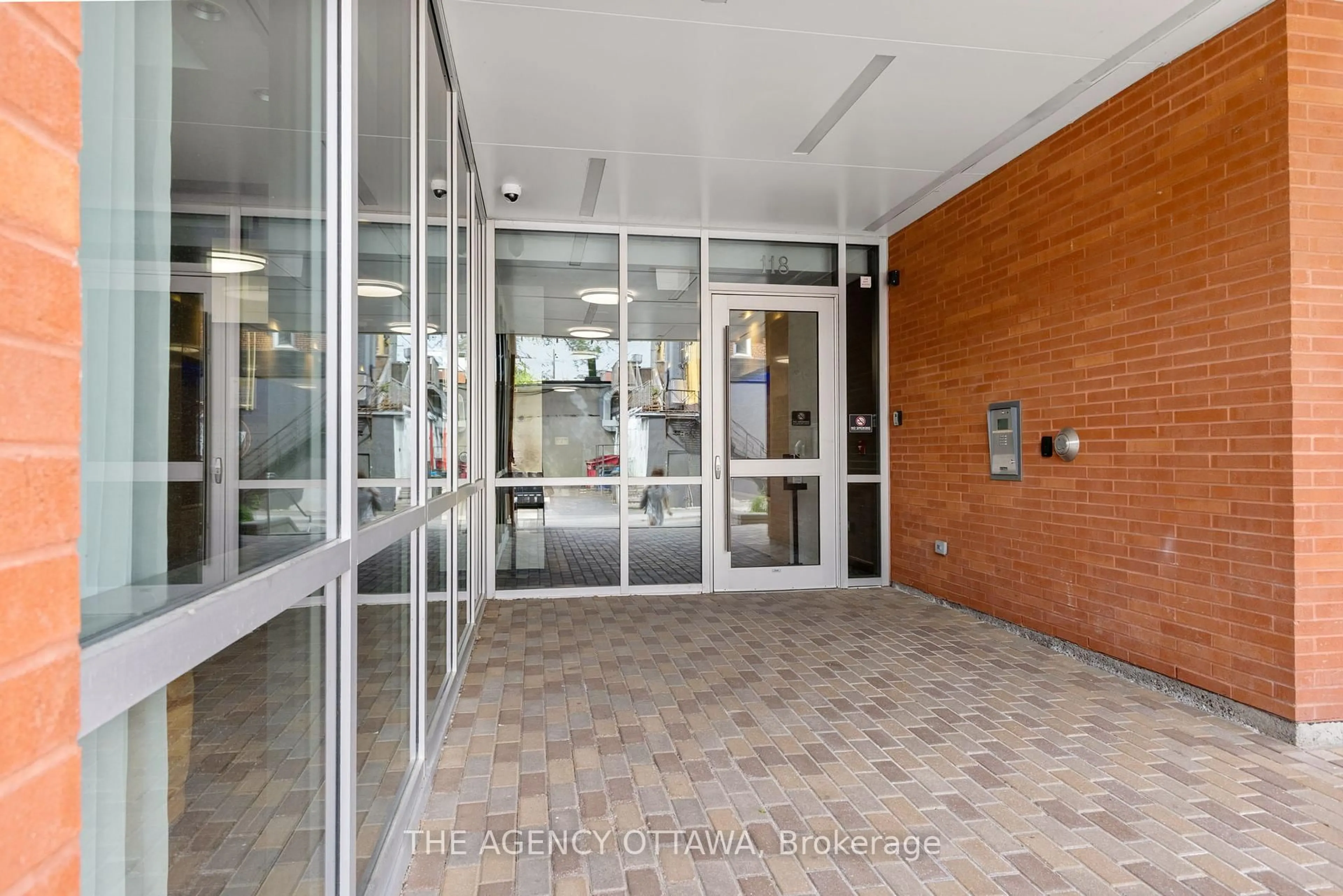 Indoor foyer for 118 HOLMWOOD Ave #406, Ottawa Ontario K1S 5J5