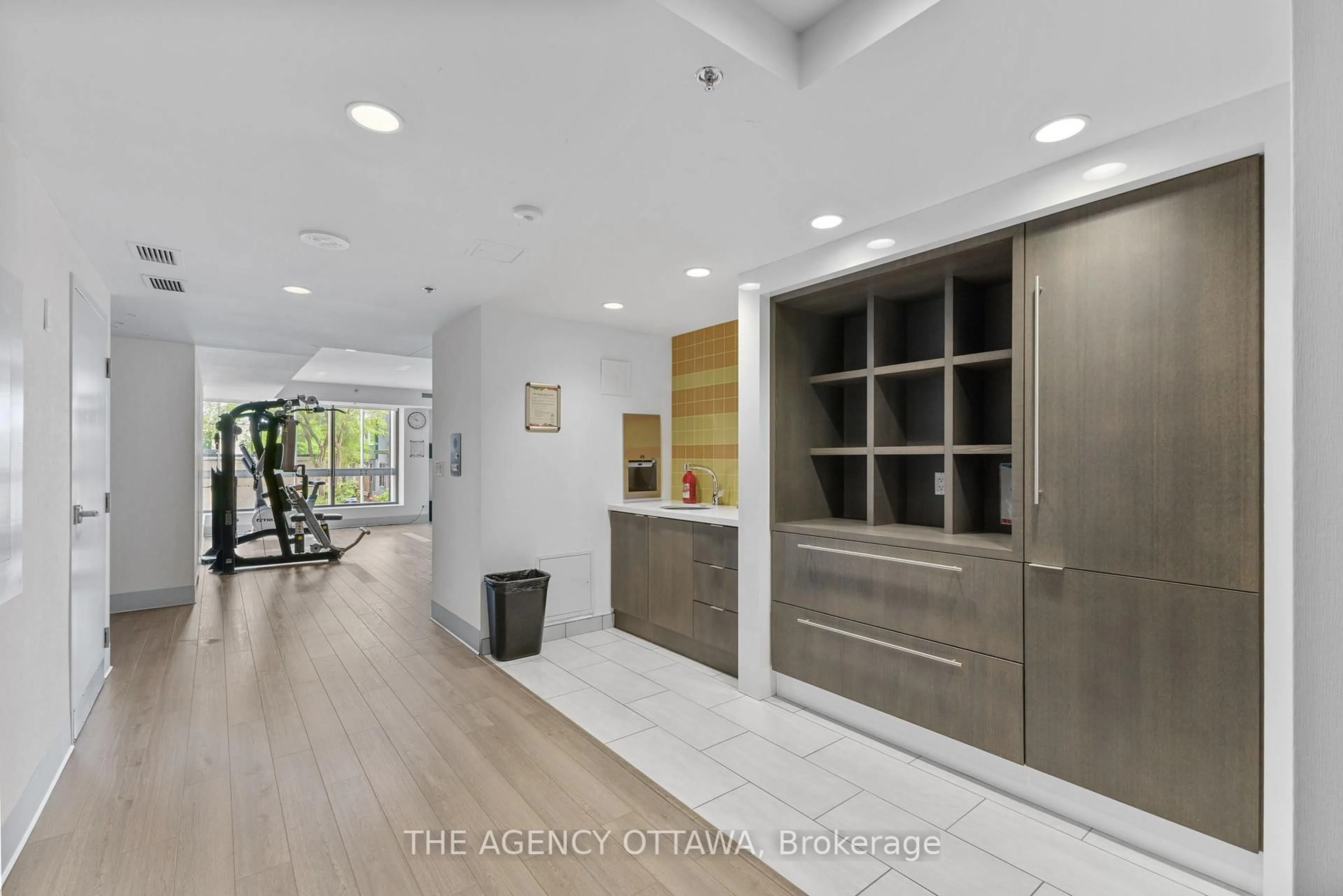 Indoor foyer for 118 HOLMWOOD Ave #406, Ottawa Ontario K1S 5J5