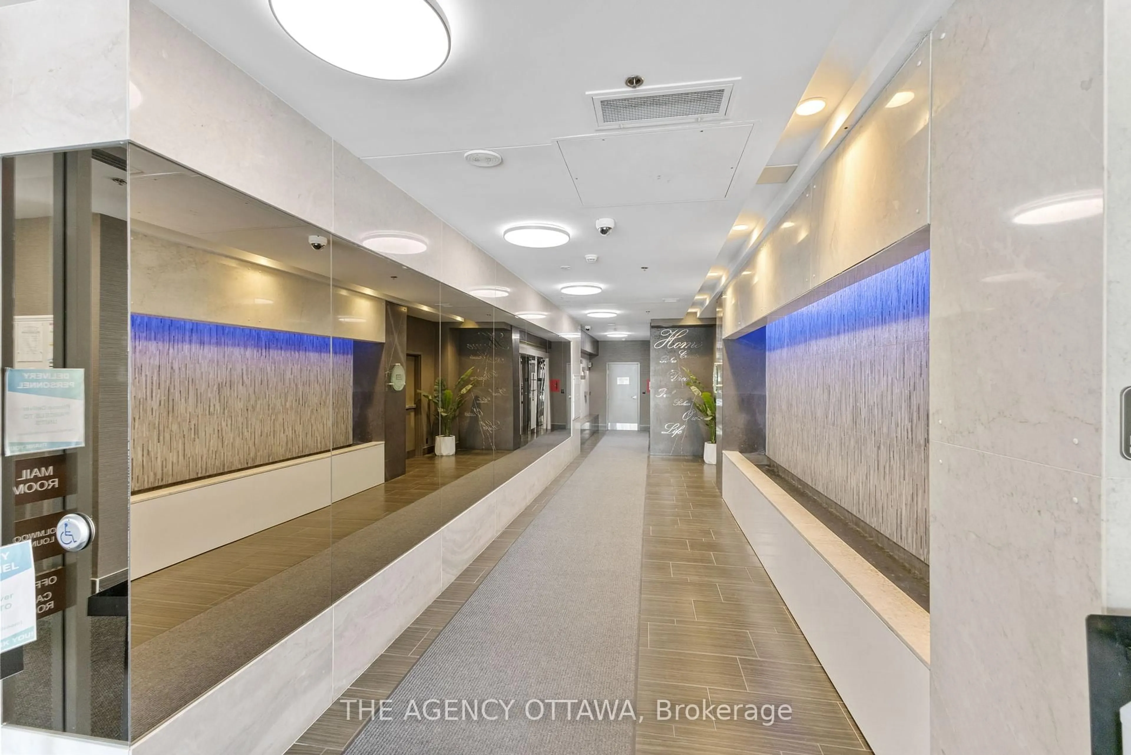 Indoor foyer for 118 HOLMWOOD Ave #406, Ottawa Ontario K1S 5J5