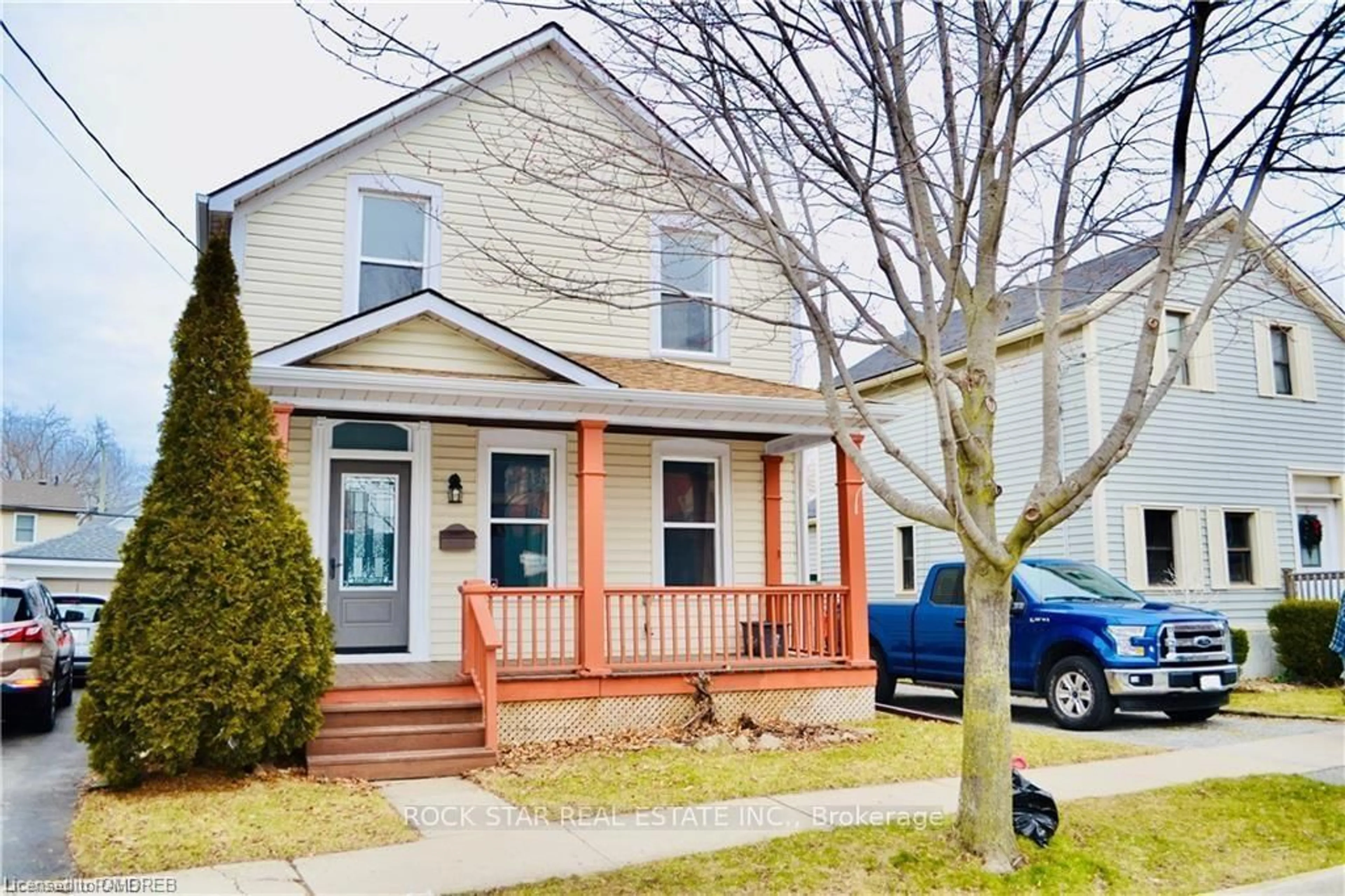Home with brick exterior material, street for 17 ELIZABETH St, St. Catharines Ontario L2R 2K8