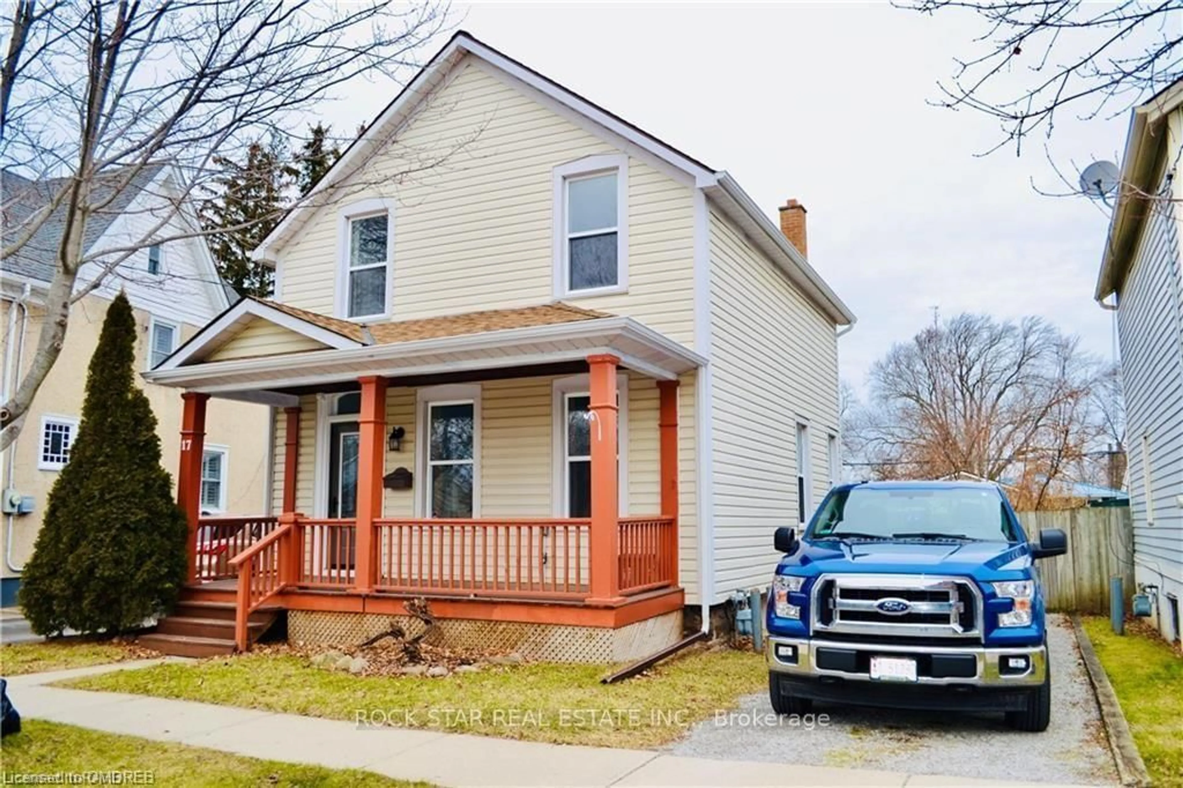 Home with vinyl exterior material, street for 17 ELIZABETH St, St. Catharines Ontario L2R 2K8