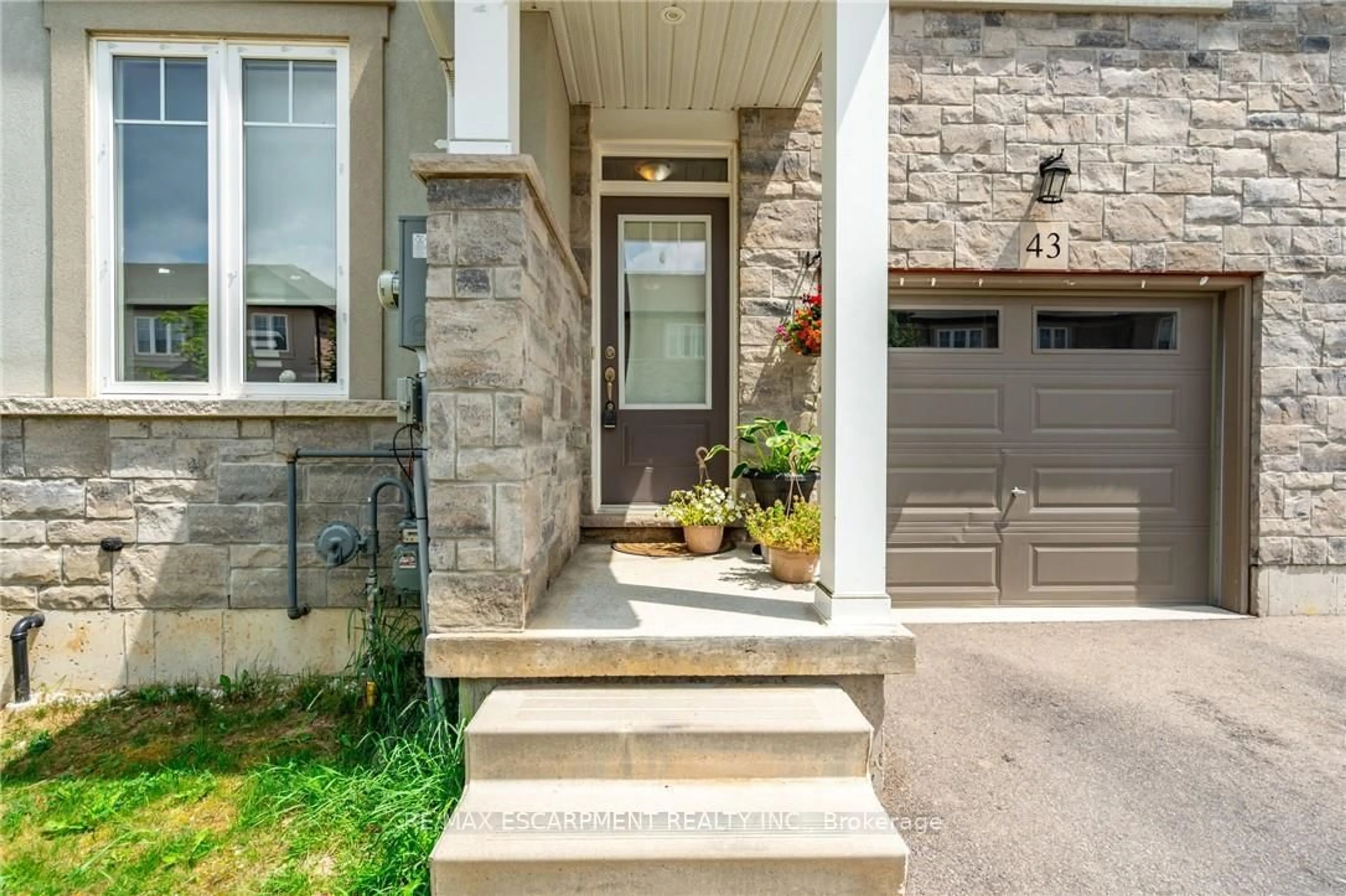 Indoor entryway for 120 Vineberg Dr #43, Hamilton Ontario L8W 4A3