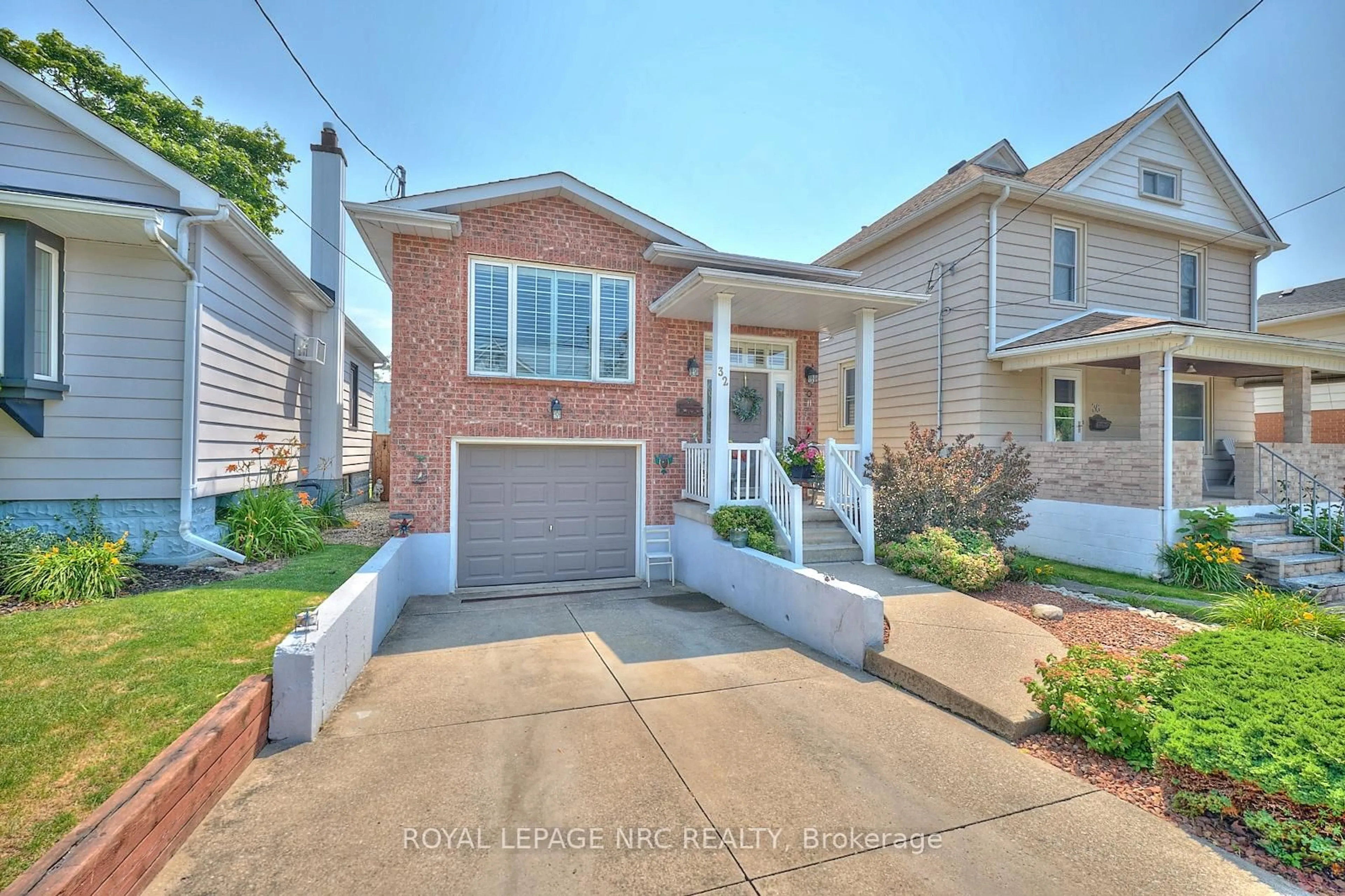 Home with brick exterior material, street for 32 Wilton Ave, Welland Ontario L3C 1Z9