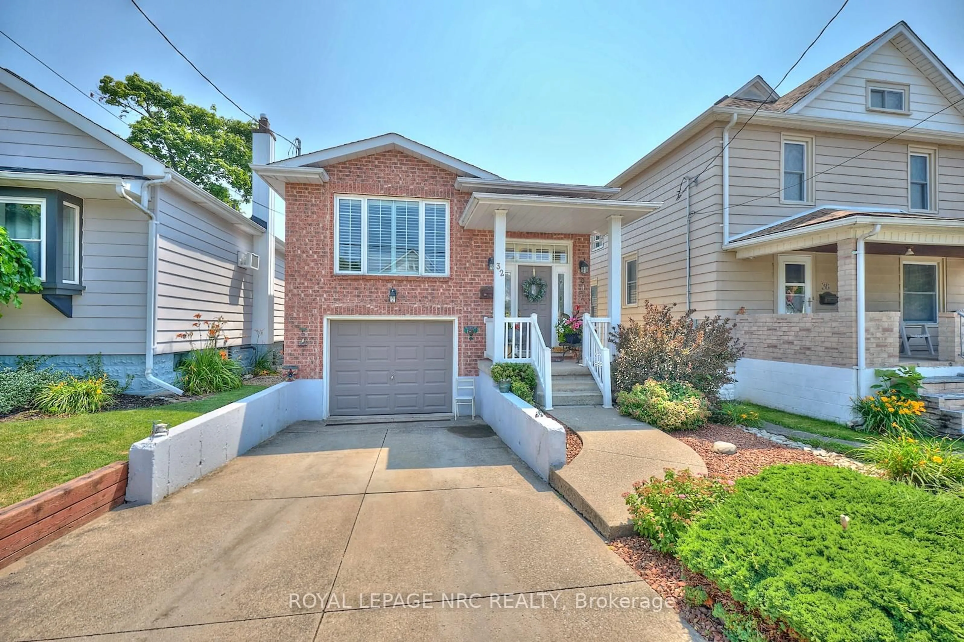 Home with brick exterior material, street for 32 Wilton Ave, Welland Ontario L3C 1Z9