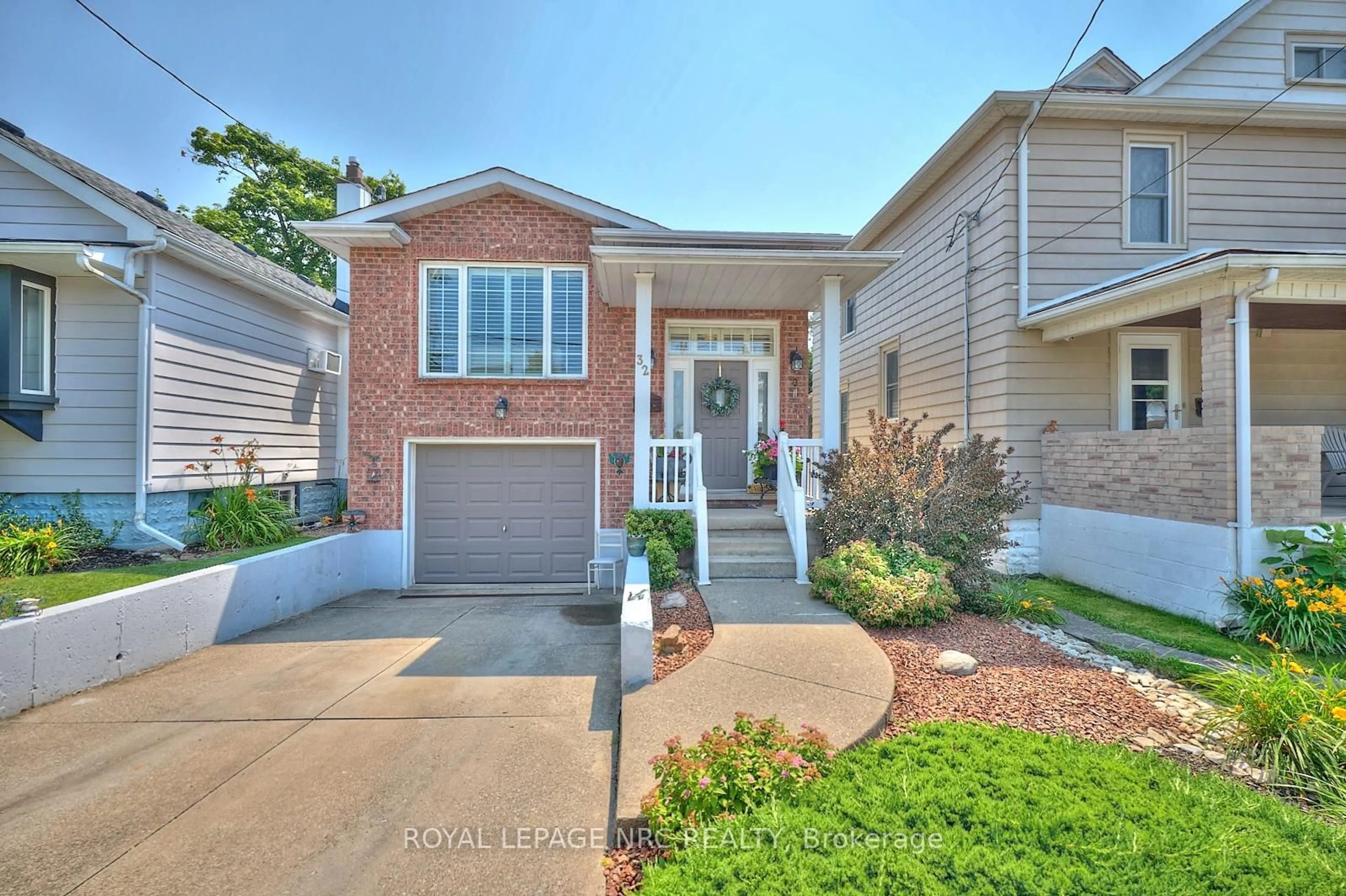 Home with brick exterior material, street for 32 Wilton Ave, Welland Ontario L3C 1Z9
