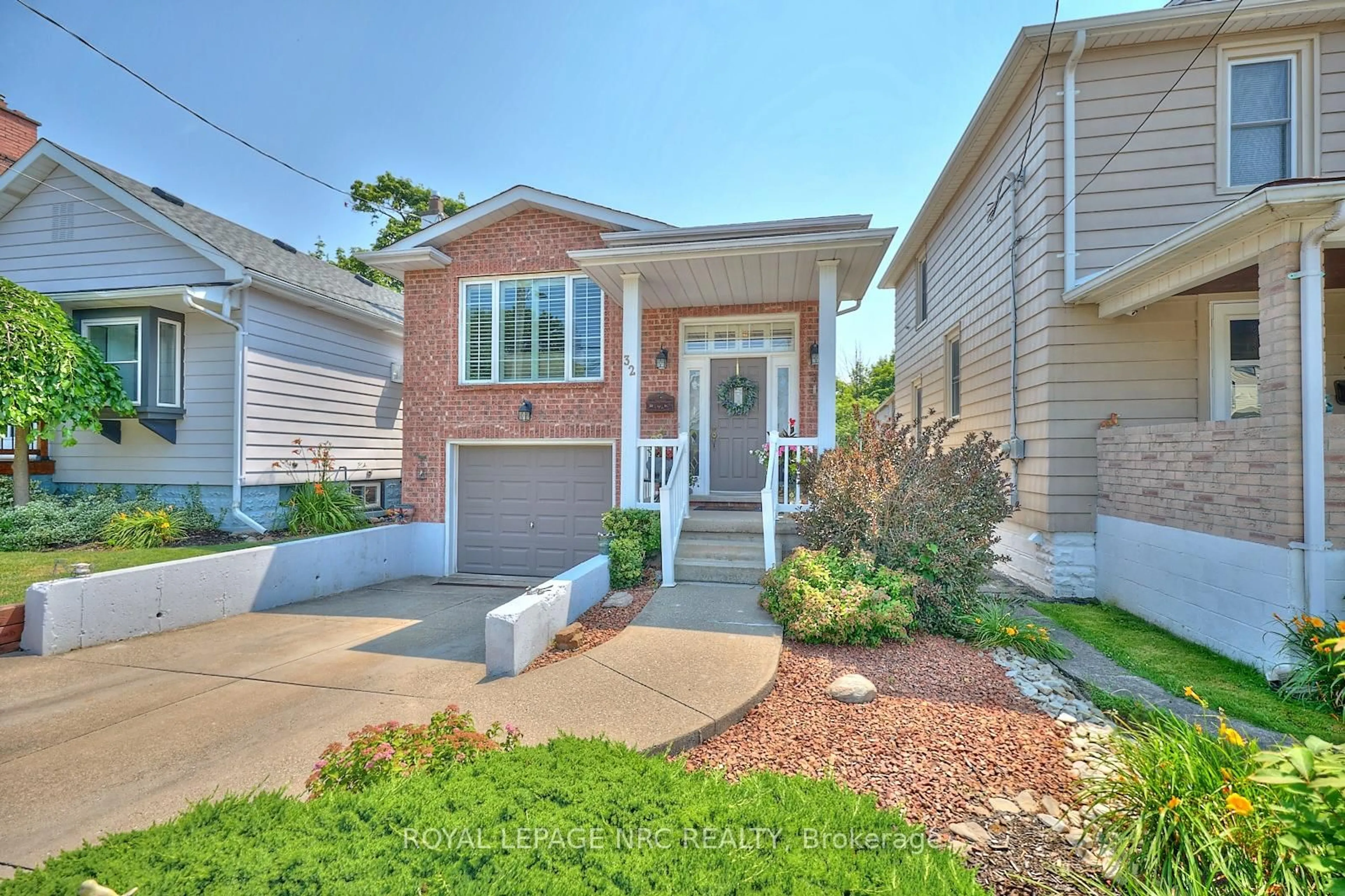 Home with brick exterior material, street for 32 Wilton Ave, Welland Ontario L3C 1Z9