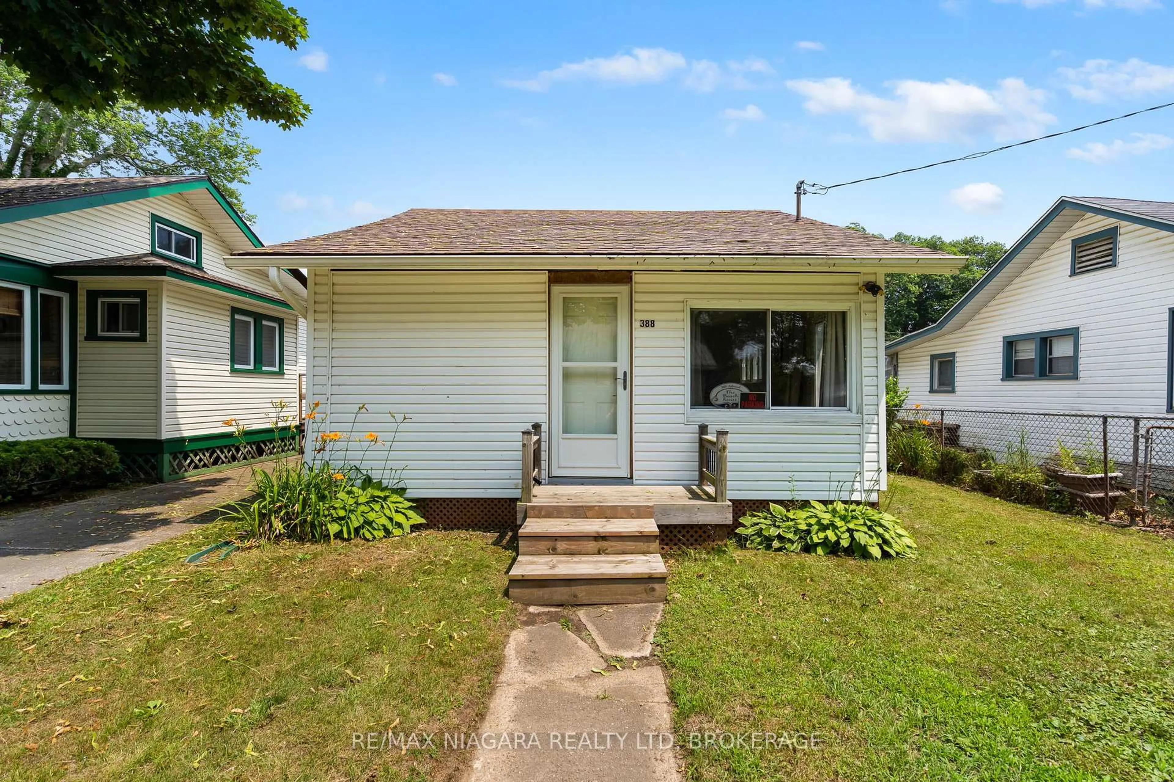 Home with vinyl exterior material, street for 388 Ashwood Ave, Fort Erie Ontario L0S 1B0