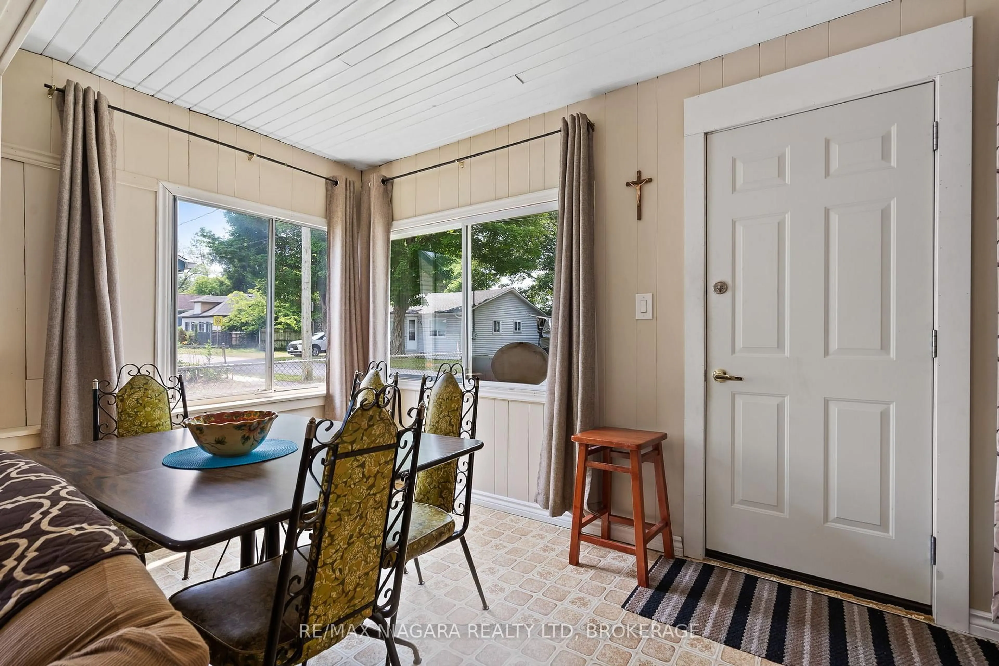 Dining room, ceramic/tile floor for 388 Ashwood Ave, Fort Erie Ontario L0S 1B0