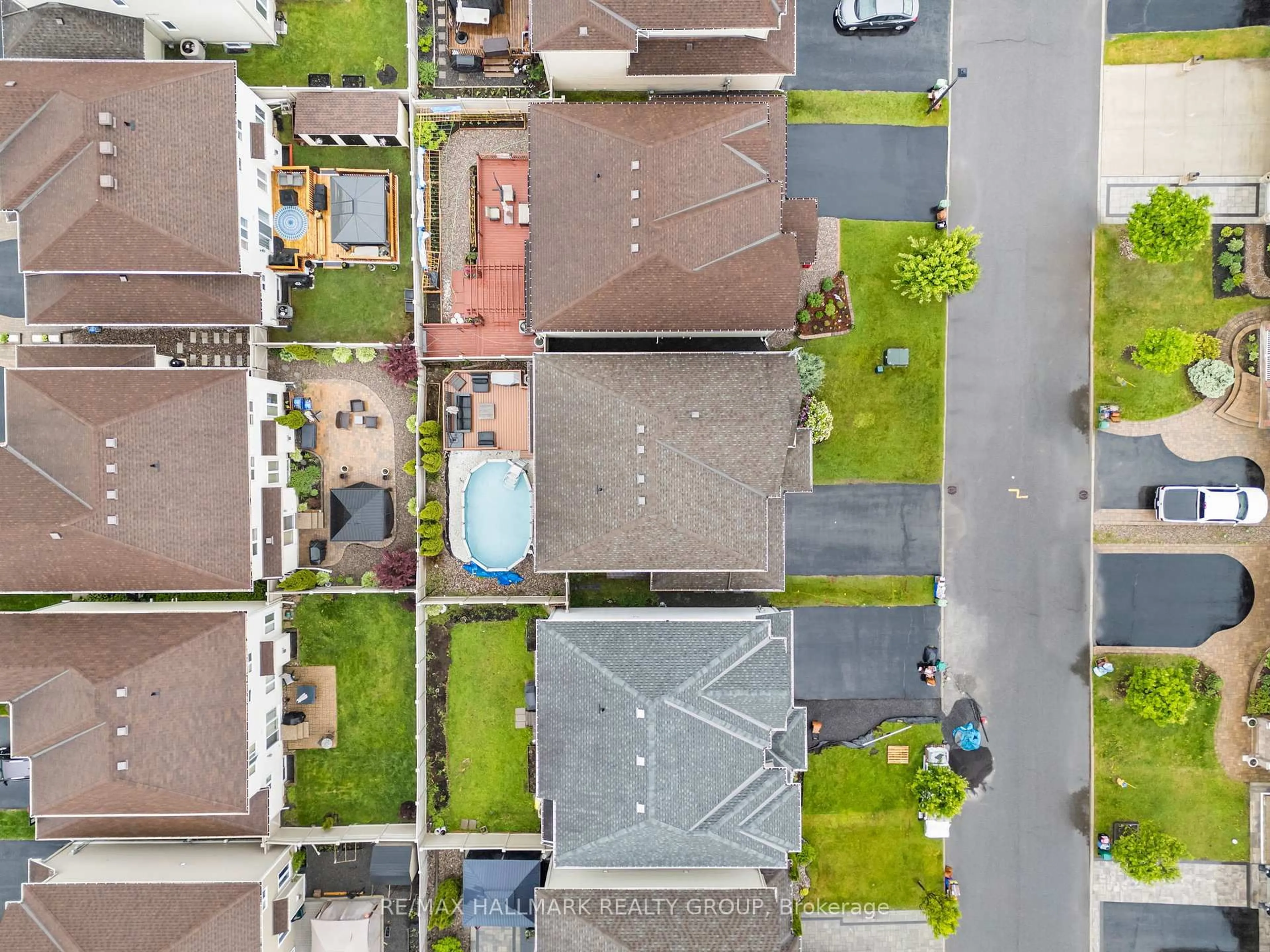 A pic from outside/outdoor area/front of a property/back of a property/a pic from drone, street for 1018 Winterspring Rdge, Ottawa Ontario K4A 0S5