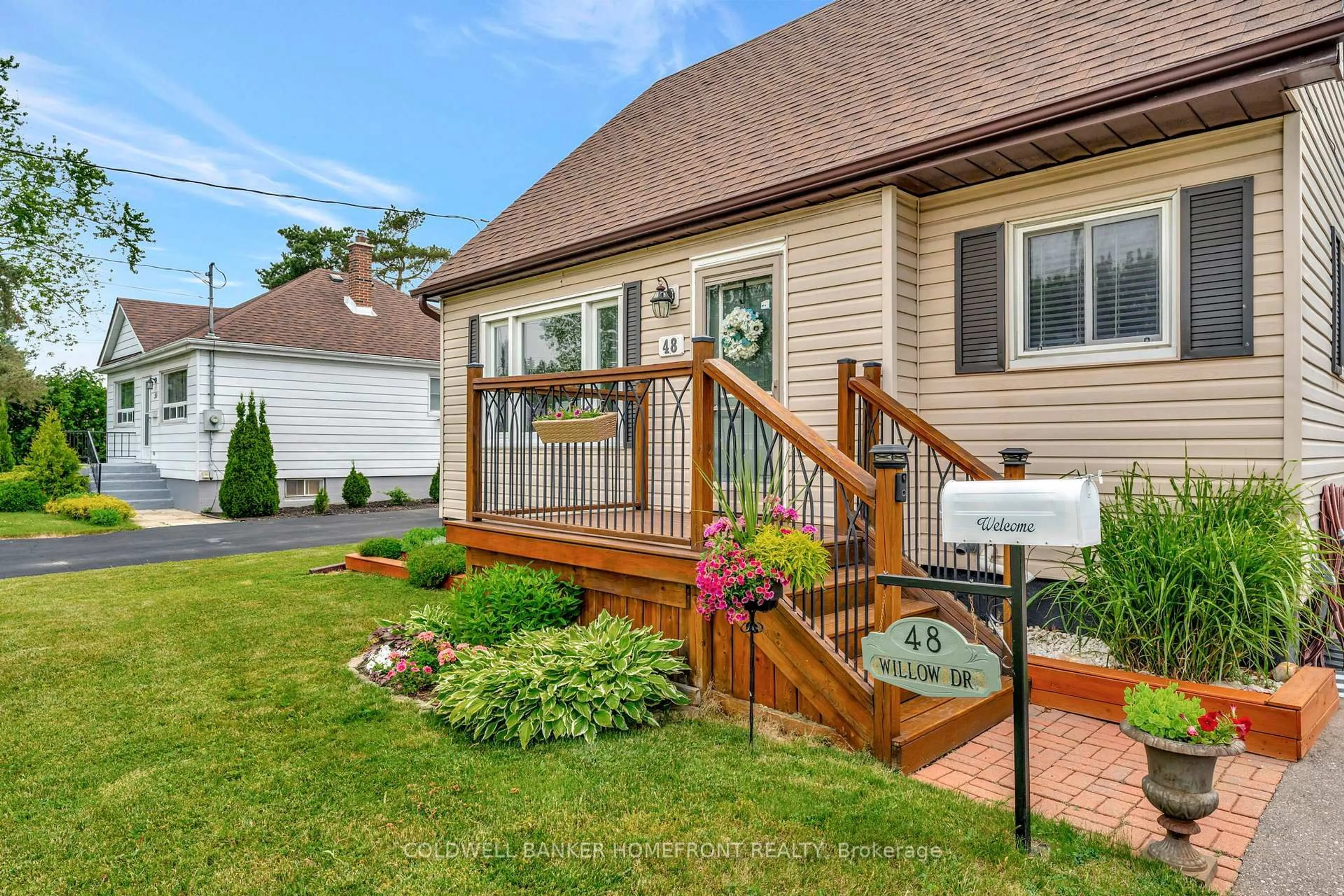 Home with vinyl exterior material, street for 48 Willow Dr, Brantford Ontario N3R 2W4