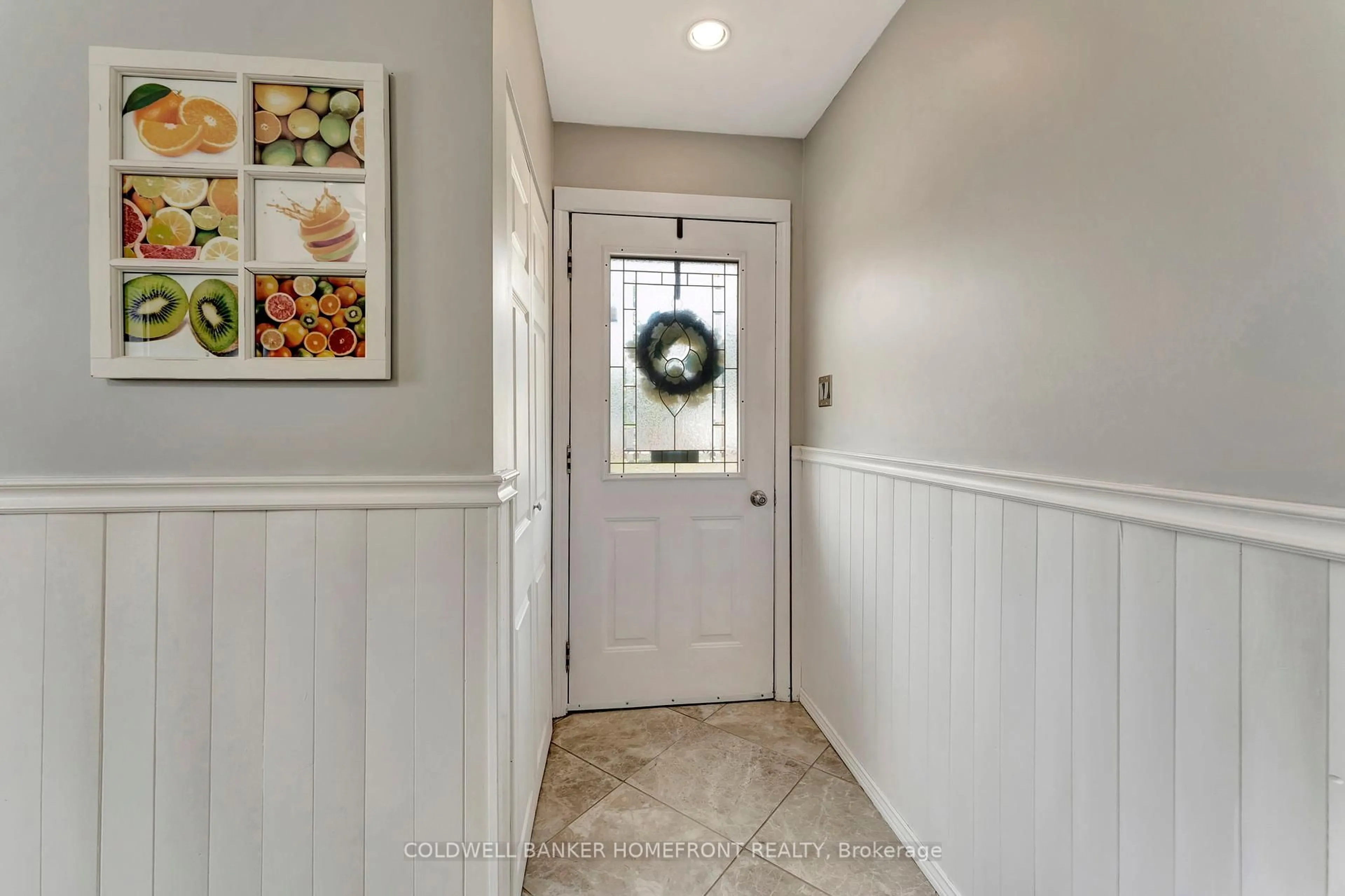 Indoor entryway for 48 Willow Dr, Brantford Ontario N3R 2W4