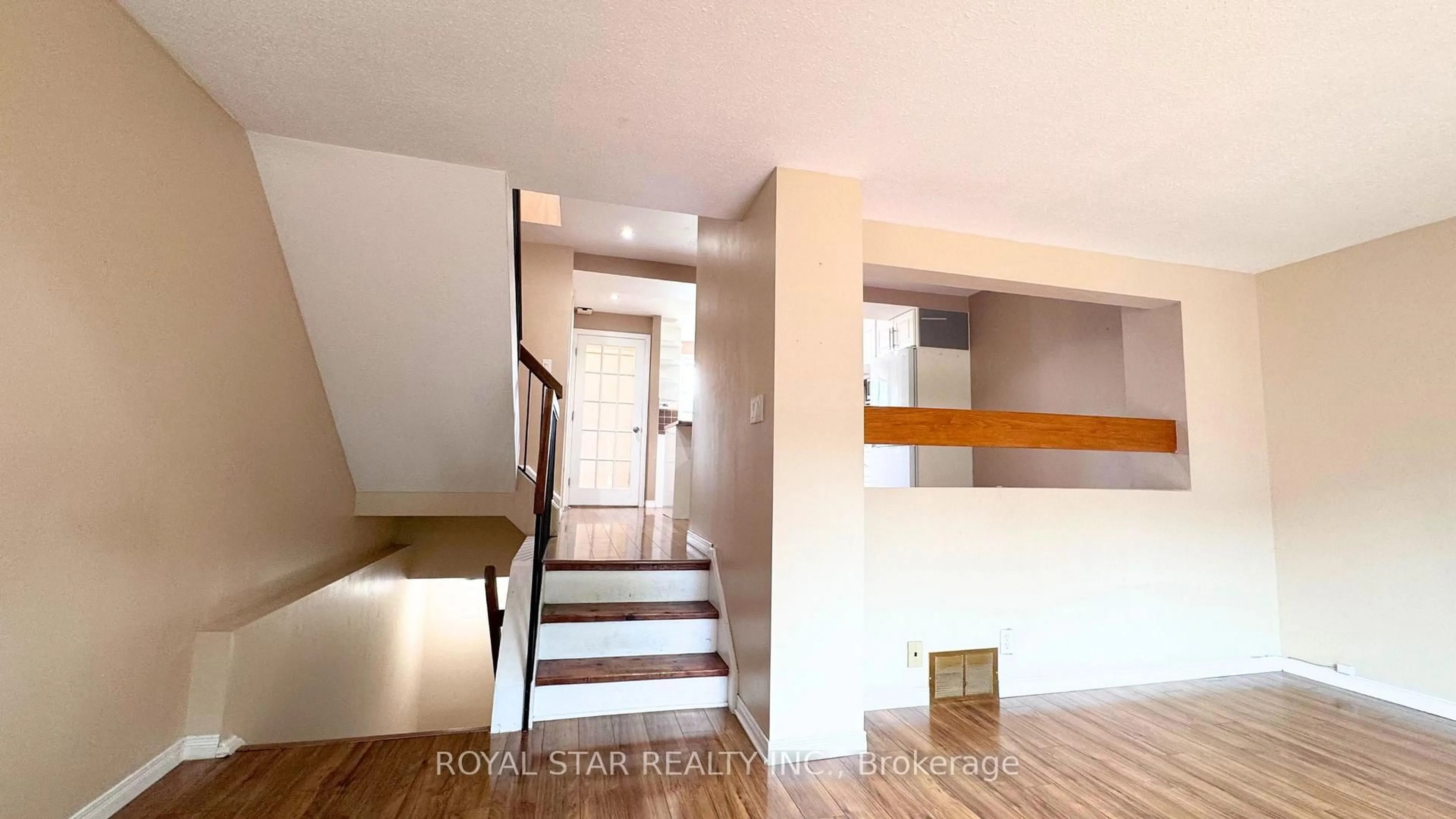 Indoor foyer for 7 Tedwyn Dr, Barrhaven Ontario K2J 1R3